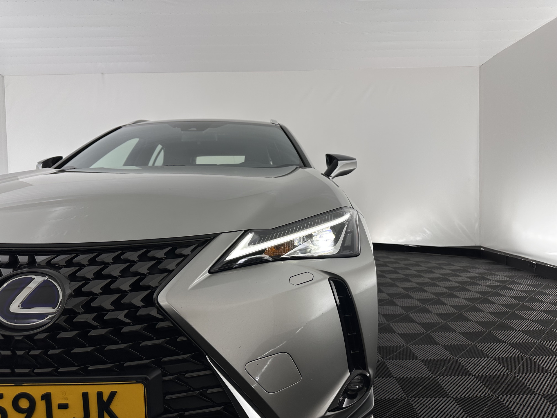 Lexus UX 300e Business 54 kWh (INCL-BTW) *HEATPUMP | MICROFIBRE | DIGI-COCKPIT | FULL-LED | NAVI-FULLMAP | DAB+ | KEYLESS | CAMERA | COMFORTSEATS | ECC | CARPLAY | SHIFTPADDLES | BLINDSPOT | ADAPTIVE-CRUISE | 17''ALU*