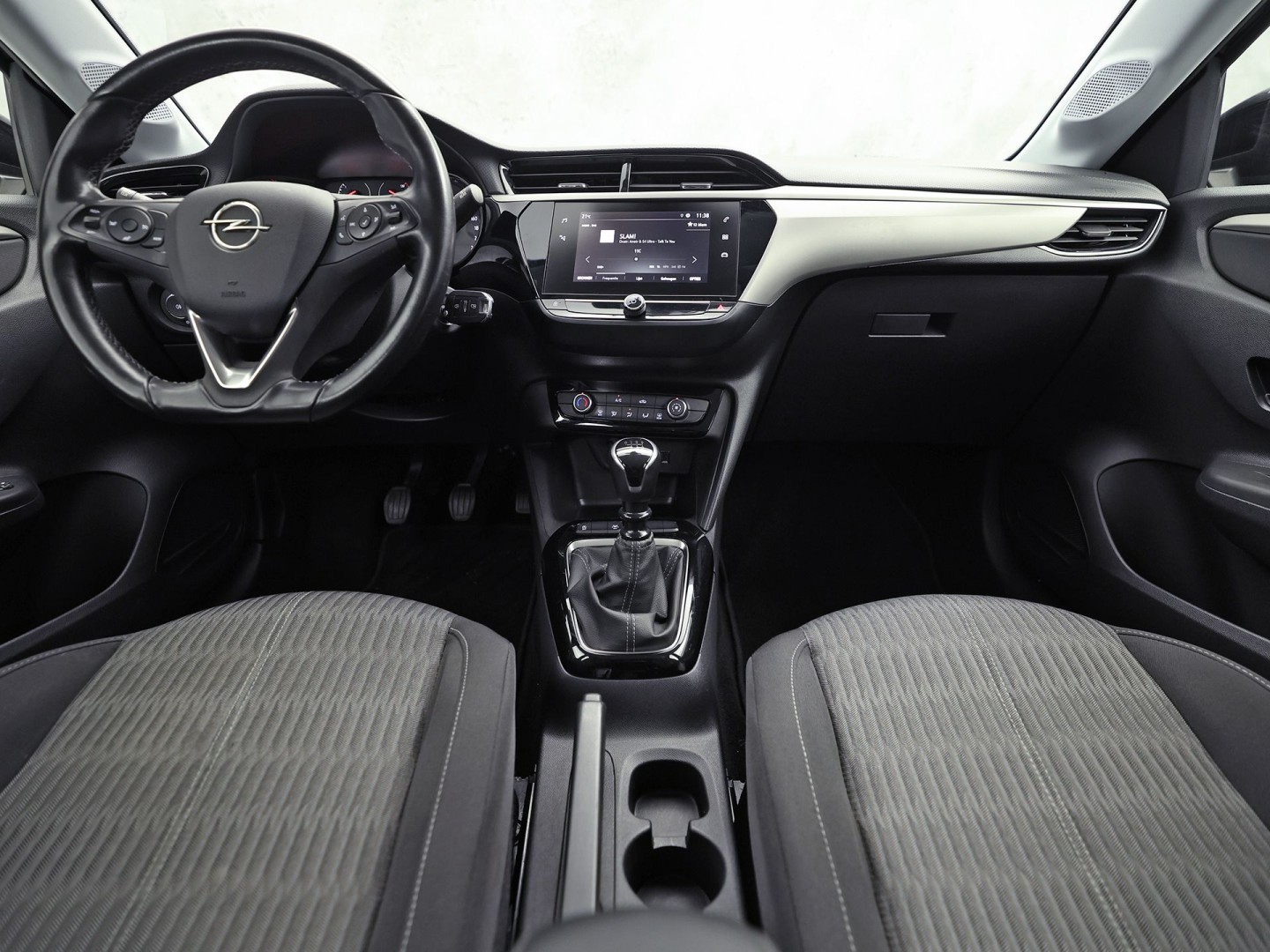 Opel Corsa 1.2 Sport (APPLE CARPLAY, LEDER STUURWIEL, SPORTSTOELEN, ELEK PAKKET, LANE ASSIST, NIEUWSTAAT)