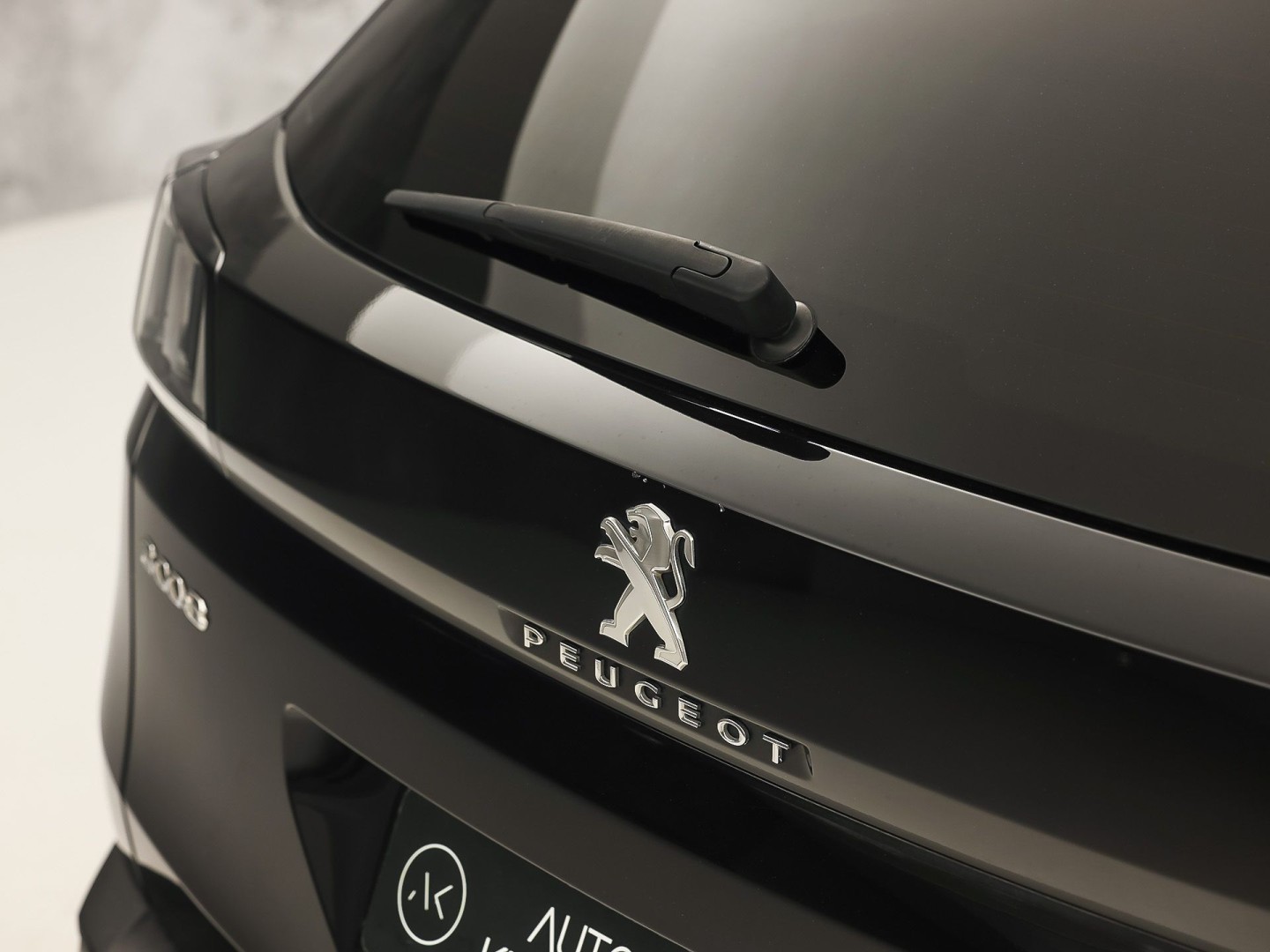 Peugeot 3008 1.6 HYbrid 225 Allure Blacksport 225Pk Automaat (APPLE CARPLAY, SOH 94,7%, BLACK PACK, GROOT NAVI, 360 CAMERA, SPORTSTOELEN, KEYLESS, LANE ASSIST, NIEUWE APK, NIEUWSTAAT)