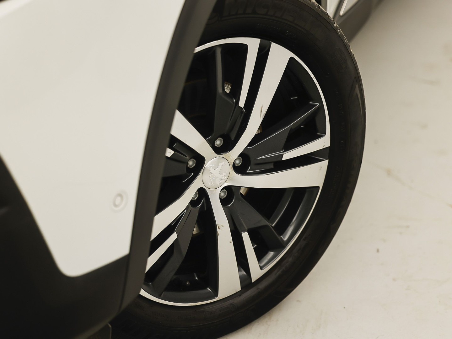 Peugeot 3008 1.6 e-THP GT Line 165Pk Automaat (APPLE CARPLAY, PARELMOER, GROOT NAVI, GETINT GLAS, KEYLESS, SPORTSTOELEN, PARKEERSENSOREN, ZWART HEMEL, NIEUWSTAAT)