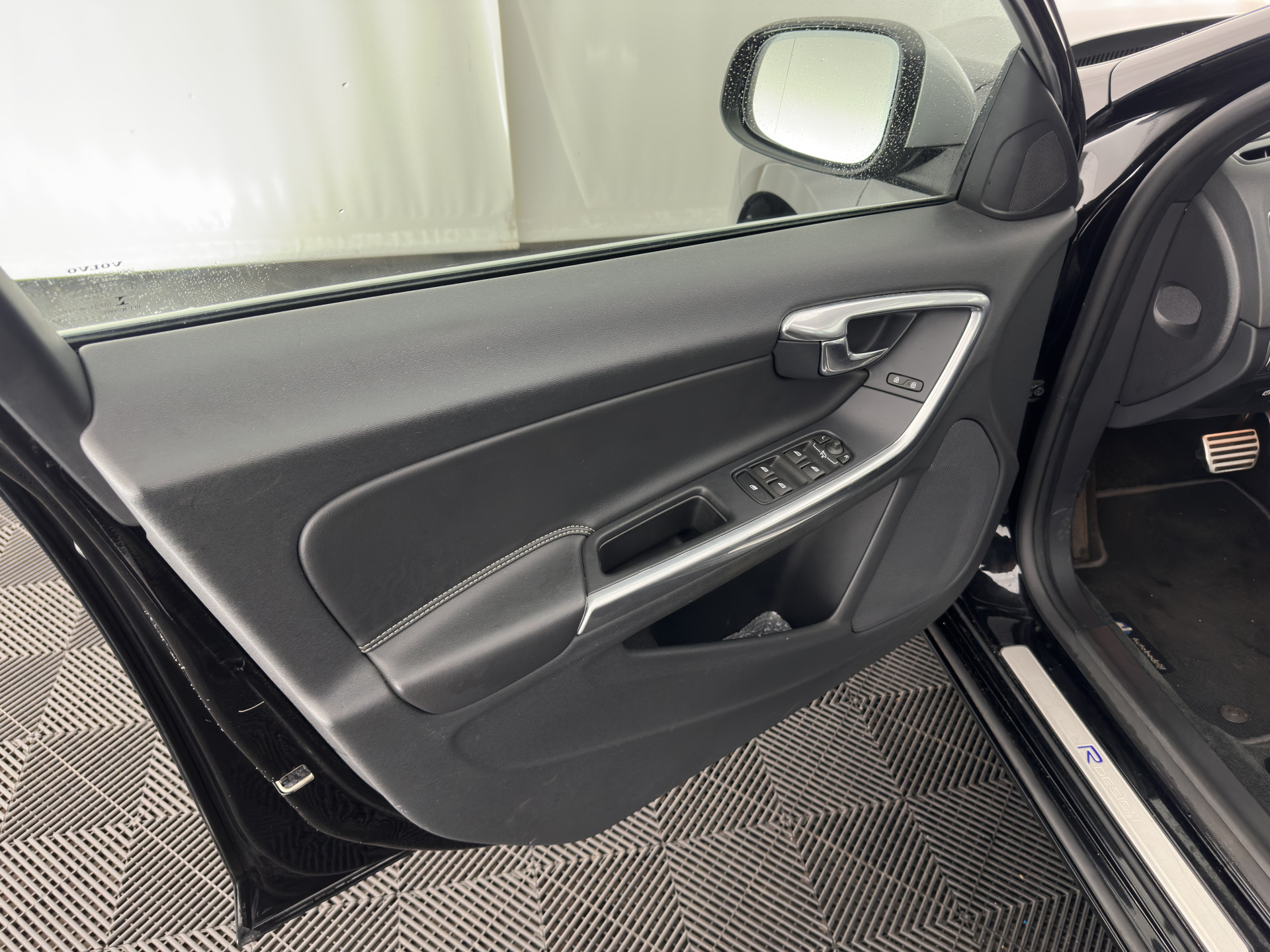 Volvo V60 2.4 D6 Twin Engine R-Design Aut. *PANO | LEATHER-ALCANTARA | BI-XENON | MEMORY-PACK | HEATED-COMFORTSEATS | NAVI-FULLMAP | CAMERA | PRIVACY-GLASS | ECC | PDC | CRUISE | 18''ALU*