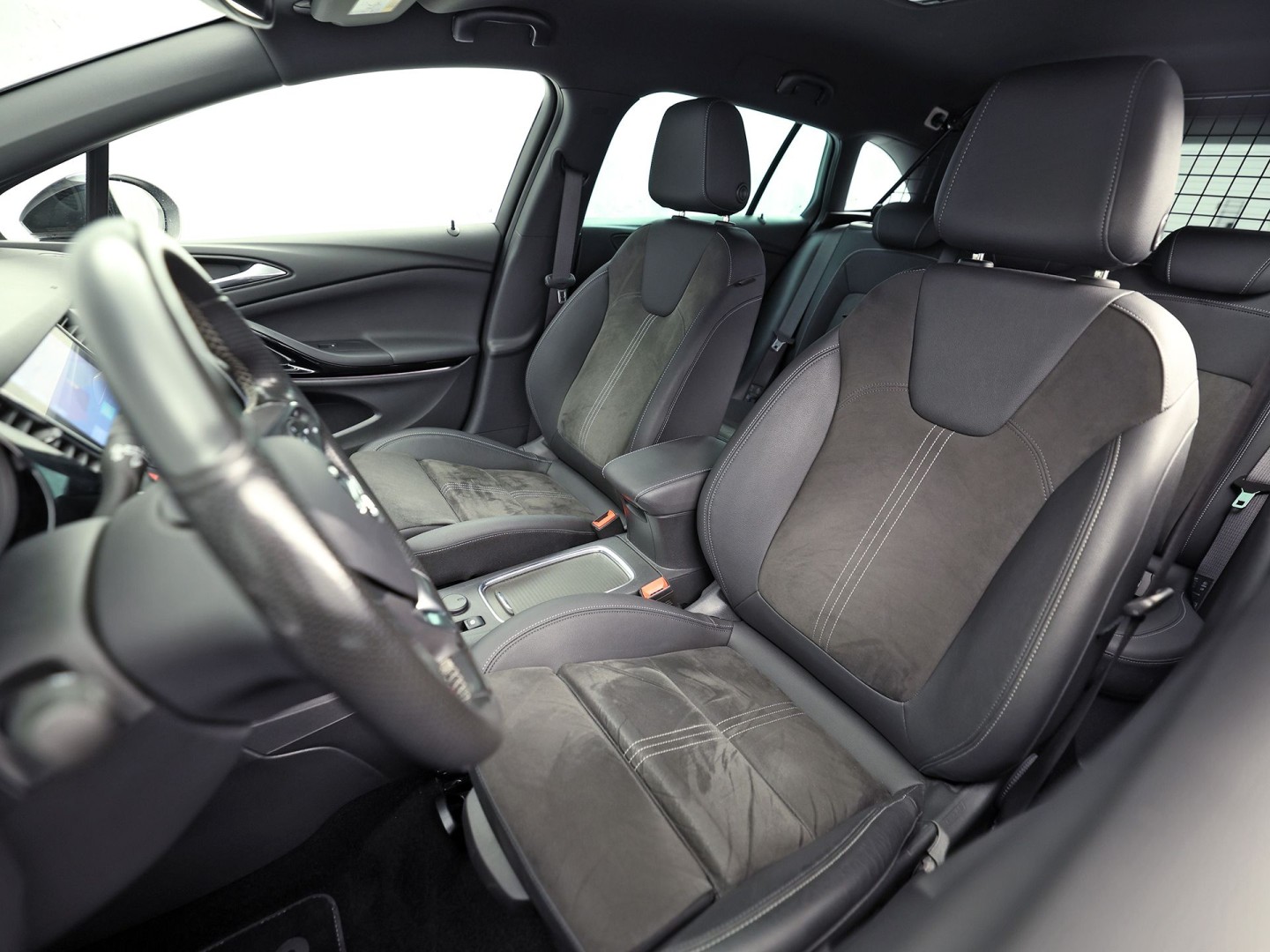 Opel Astra Sports Tourer 1.4 Ultimate 145Pk Automaat (VIRTUAL COCKPIT, APPLE CARPLAY, GROOT NAVI, LEDER/ALCANTARA, CAMERA, SPORTSTOELEN, GETINT GLAS, ZWART HEMEL, ADAPTIVE CRUISE, NIEUWSTAAT)