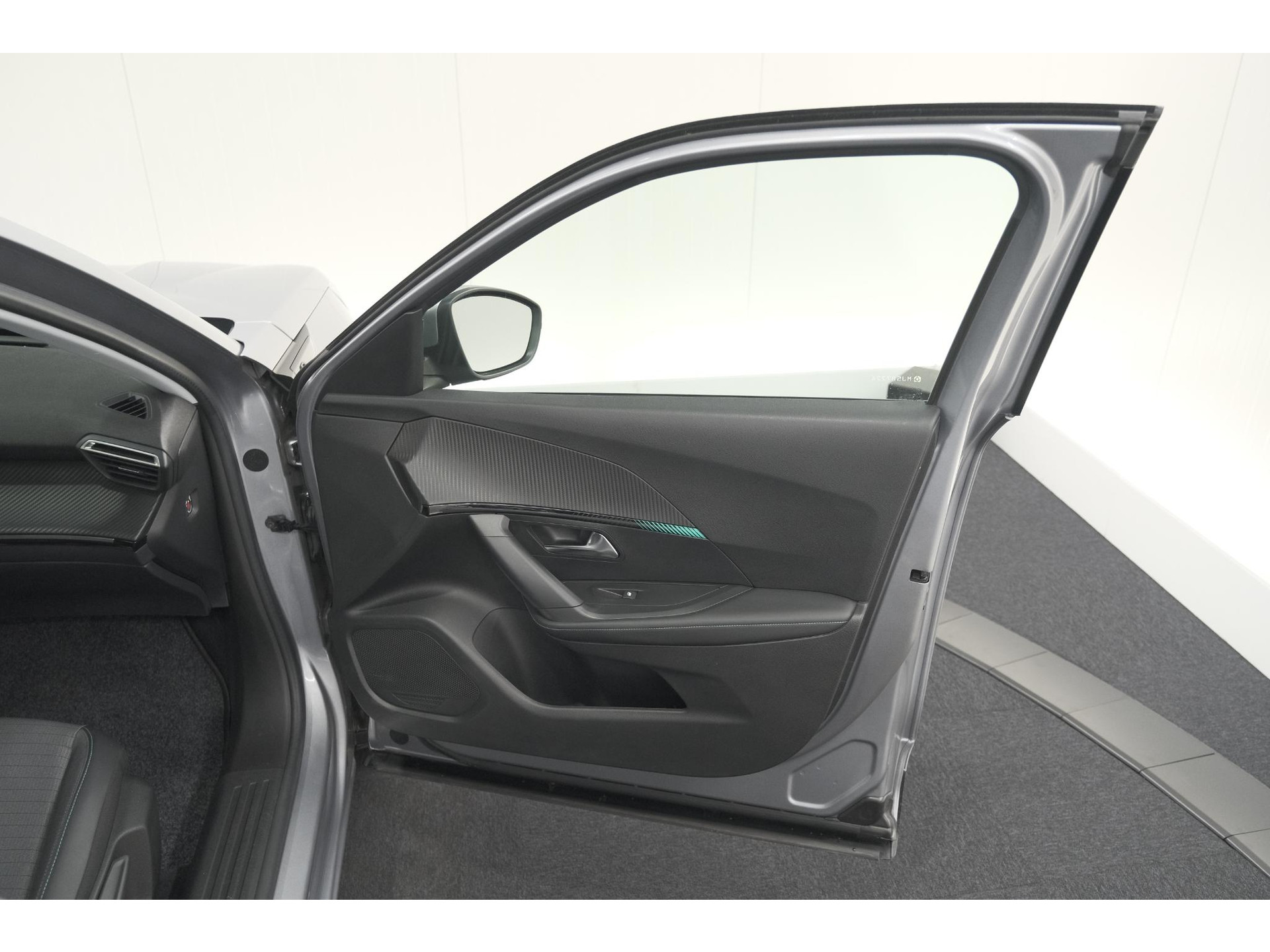 Peugeot e-2008 EV Allure 50 kWh | SOH=96.7 % | 3 Fase Laadfunctie | Camera | Navigatie | Parkeersensoren | Apple Carplay