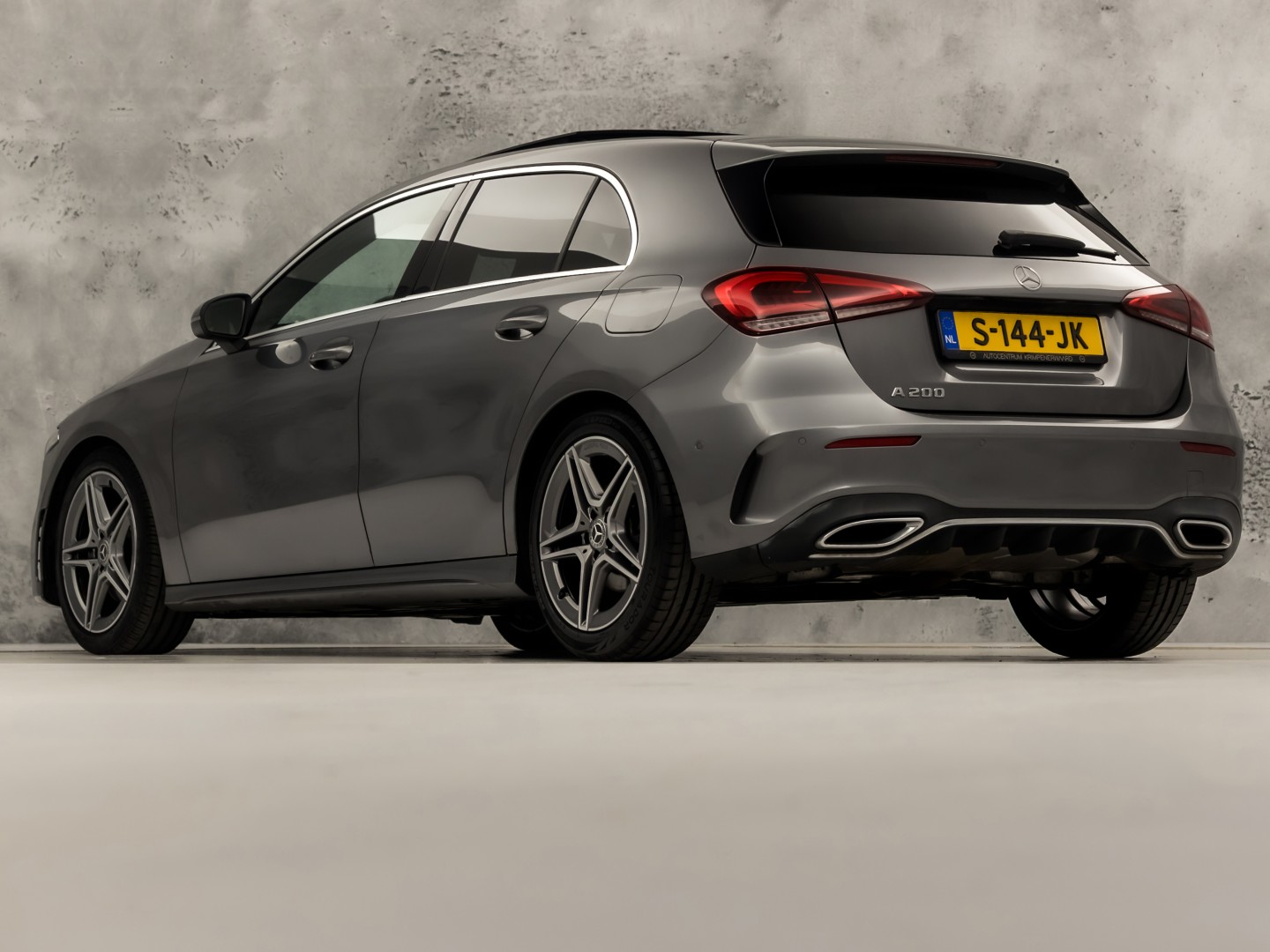 Mercedes-Benz A-Klasse 200 AMG Sport 163Pk Automaat (PANORAMADAK, GROOT NAVI, SFEERVERLICHTING, CAMERA, STOELVERWARMING, SPORTSTOELEN, GETINT GLAS, LEDER/ALCANTARA, NIEUWSTAAT)