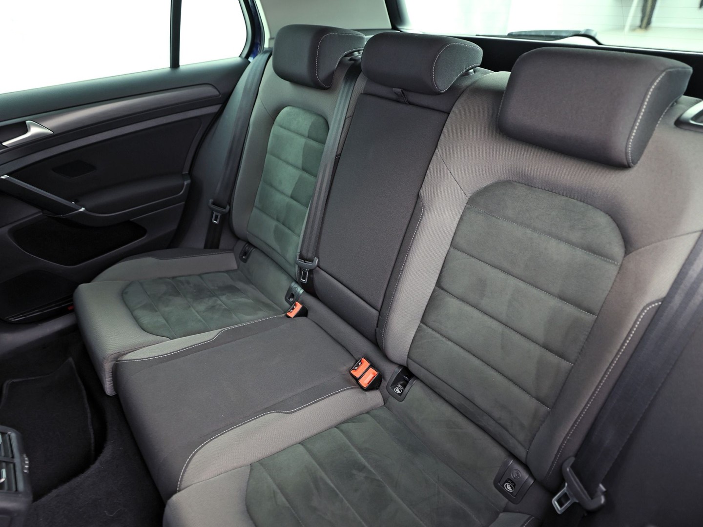 Volkswagen Golf 1.5 TSI Sportline (APPLE CARPLAY, GROOT NAVI, CLIMATE, STOELVERWARMING, SPORTSTOELEN, LED KOPLAMPEN, PARKEERSENSOREN, ADAPTIVE CRUISE, NIEUWSTAAT)