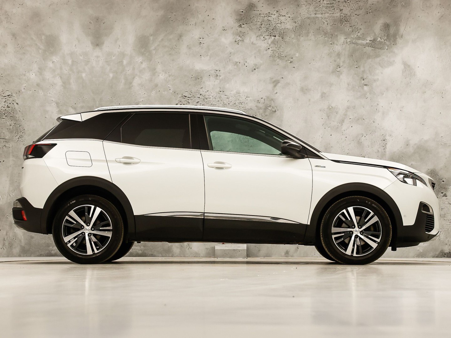 Peugeot 3008 1.6 e-THP GT Line 165Pk Automaat (APPLE CARPLAY, PARELMOER, GROOT NAVI, GETINT GLAS, KEYLESS, SPORTSTOELEN, PARKEERSENSOREN, ZWART HEMEL, NIEUWSTAAT)