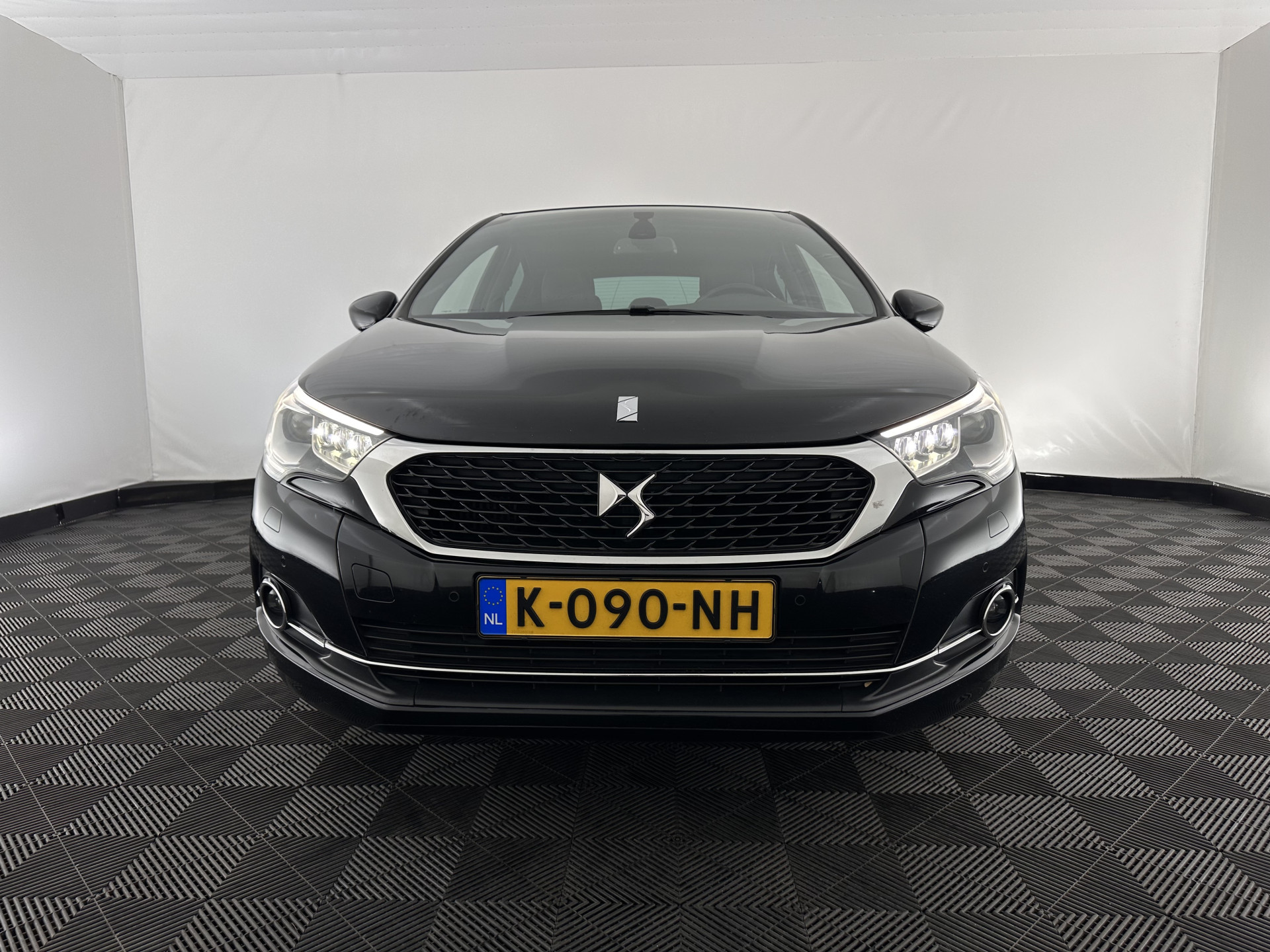 DS 4 1.6 BlueHDi Chic *PANO-WINDOW | FULL-LED | LEATHER-ALCANTARA | HEATED-COMFORTSEATS | NAVI-FULLMAP | DAB | CAMERA | PRIVACYGLASS | ECC | PDC | CRUISE | KEYLESS | TOWBAR | 16''ALU*