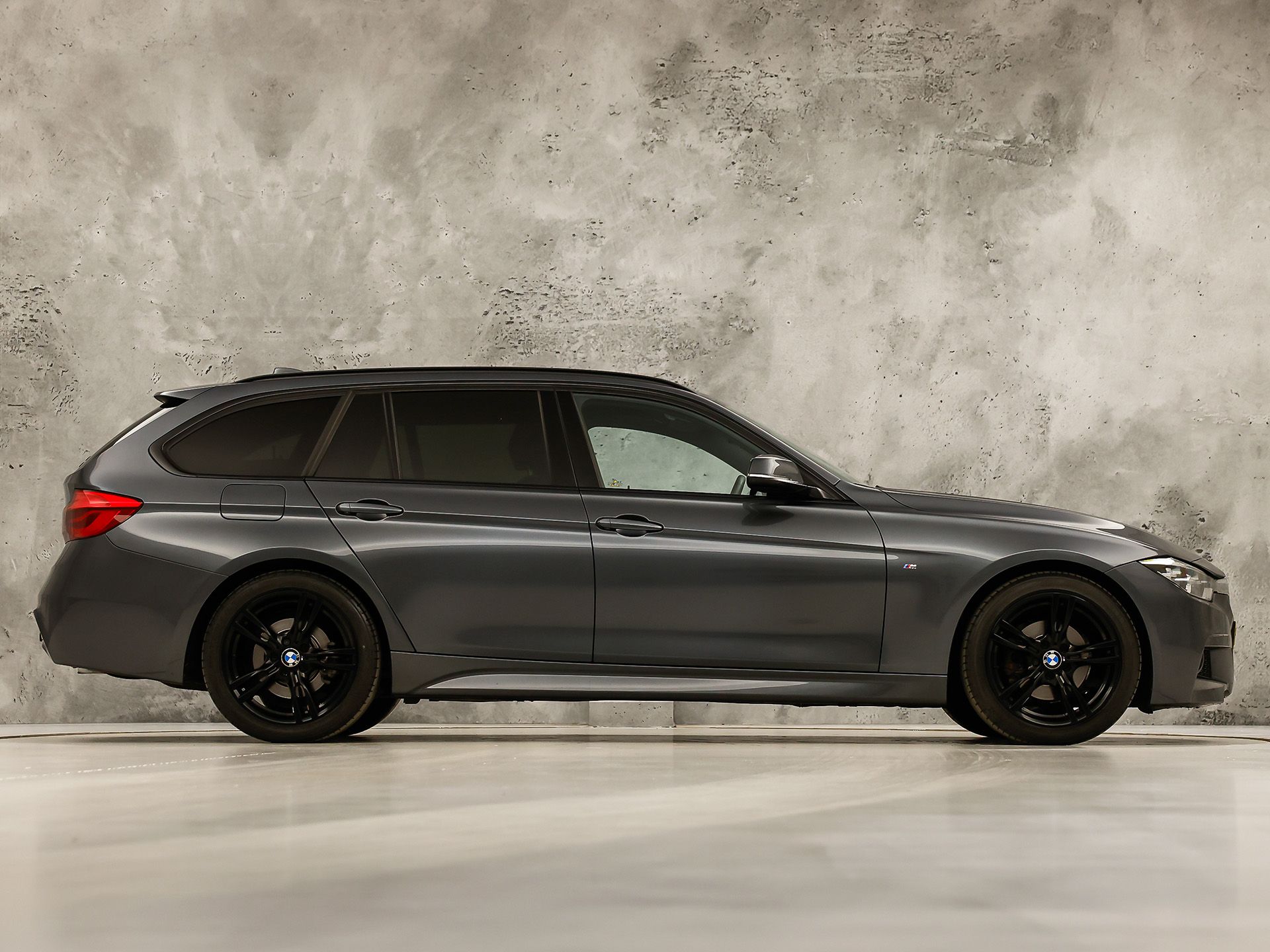 BMW 3 Serie 320i M Sport High Executive 184Pk Automaat (GROOT NAVI, DEALER ONDERHOUDEN, CLIMATE, LEDER, STOELVERWARMING, SPORTSTOELEN, PARKEERSENSOREN, GETINT GLAS, NIEUWSTAAT)