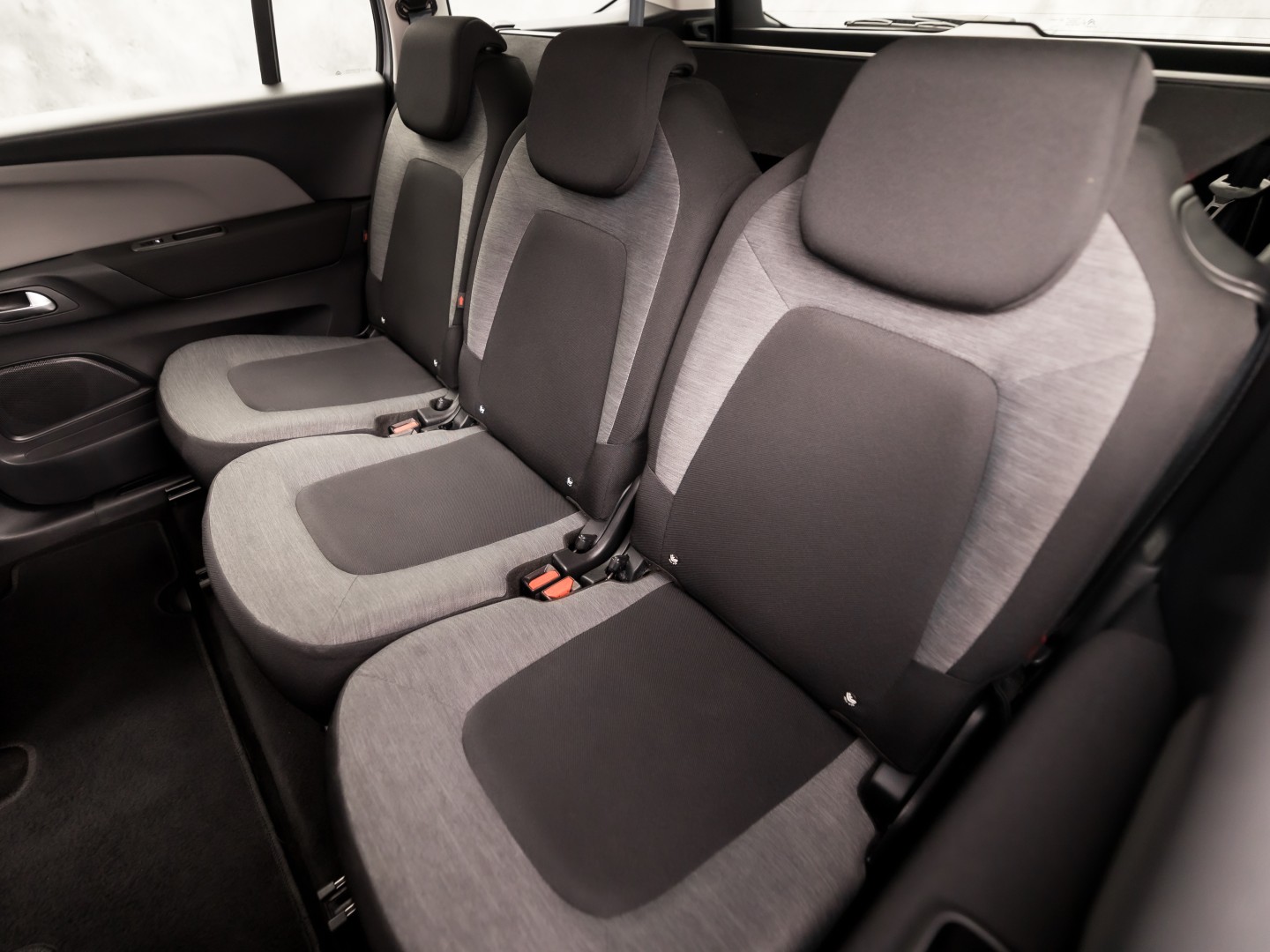Citroën Grand C4 Picasso 1.2 PureTech Sport 7 Persoons Automaat (APPLE CARPLAY, GROOT NAVI, GETINT GLAS, TREKHAAK, SPORTSTOELEN, CAMERA, CRUISE, NIEUWE APK, NIEUWSTAAT)