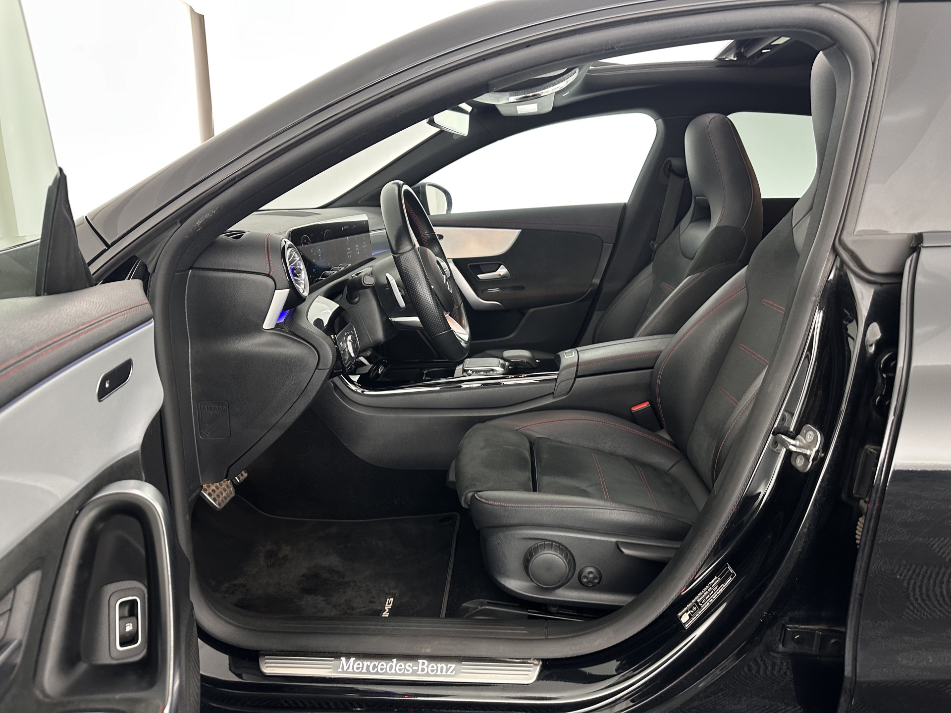 Mercedes-Benz CLA-klasse Shooting Brake 250 e AMG Line ( Plug-in ) (INCL.BTW) *PANO | LEATHER-MICROFIBRE | MULTIBEAM-LED | AMBIENT-LIGT | BLIND-SPOT | HEATED-SPORTSEATS | WIDE-SCREEN-DIGICOCKPIT | DAB+ | NAVI-FULLMAP | CAMERA | PRIVACY-GLASS | TOWBAR | 19