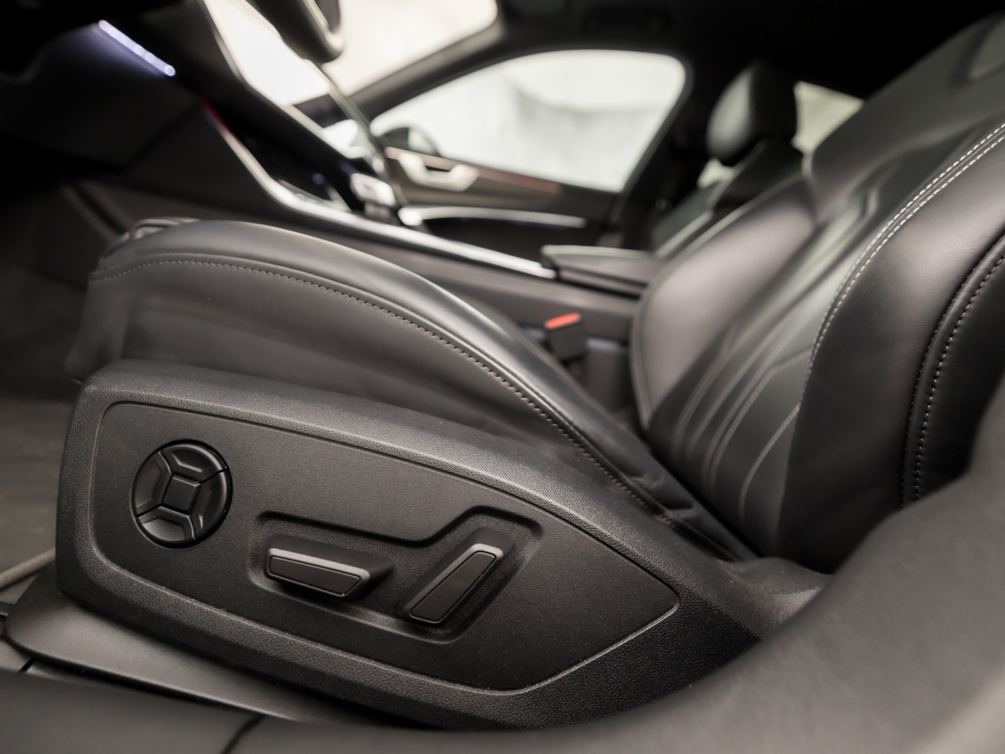 Audi A6 55 TFSI e Quattro S-Line Competition 367Pk Automaat (PANORAMADAK, CARBON PACK, BANG&OLUFSEN, APPLE CARPLAY, CAMERA, MEMORY SEATS, GETINT GLAS, HEAD-UP DISPLAY, ADAPTIVE CRUISE, SFEERVERLICHTING, NIEUWSTAAT)