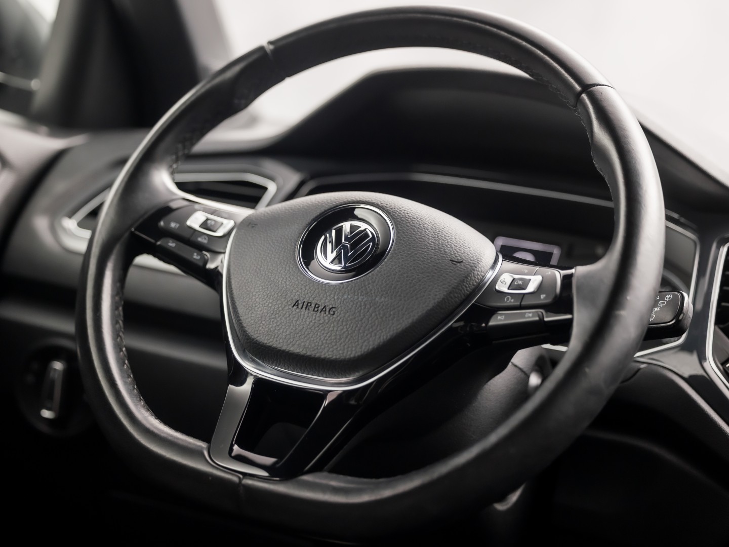 Volkswagen T-Roc 1.5 TSI Sport 150Pk (APPLE CARPLAY, GROOT NAVI, CLIMATE, STOELVERWARMING, ZWART HEMEL, LED KOPLAMPEN, SPORTSTOELEN, GETINT GLAS, ELEK ACHTERKLEP, ADAPTIVE CRUISE, NIEUWSTAAT)