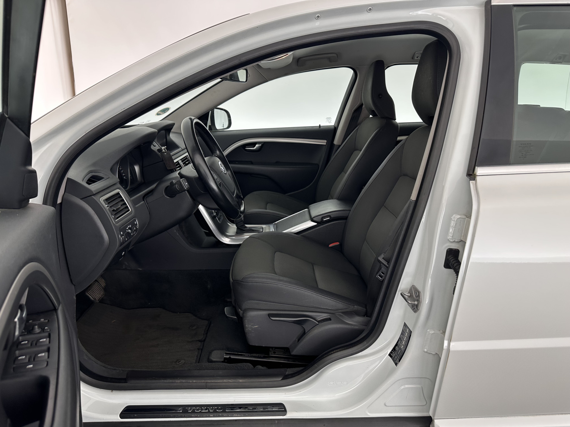 Volvo V70 1.6 D2 Kinetic Sport-Pack Aut. *NAVI-FULLMAP | COMFORT-SEATS | ECC | SIPS | PDC | CRUISE | PRIVACY-GLASS | TOWBAR | 17''ALU*