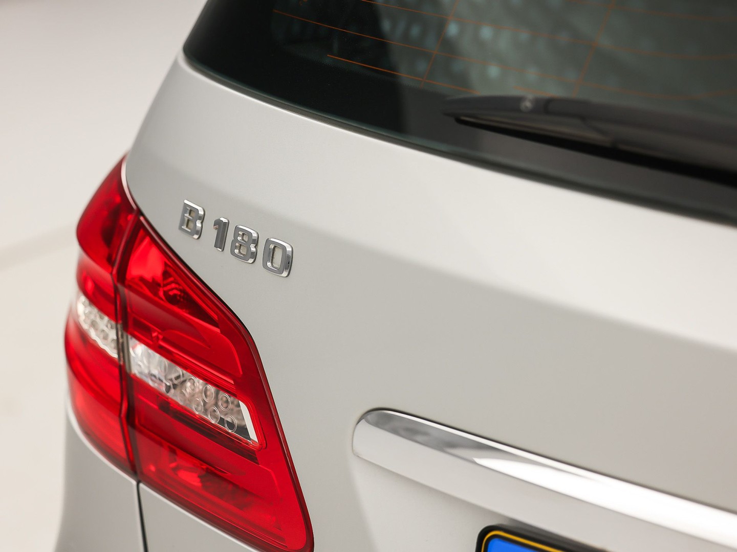 Mercedes-Benz B-Klasse 180 Sport Automaat (PANORAMADAK, GROOT NAVI, CLIMATE, SPORTSTOELEN, LEDER, XENON, CRUISE, NIEUWE APK, NIEUWSTAAT)