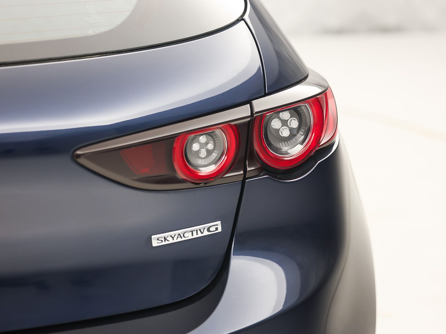 Mazda 3 2.0 e-SkyActiv-G M Hybrid 122 Automaat (GROOT NAVI, CLIMATE, STUUR/STOELVERWARMING, BOSE AUDIO, CAMERA, SPORTSTOELEN, ADAPTIVE CRUISE, HEAD-UP DISPLAY, NIEUWSTAAT)