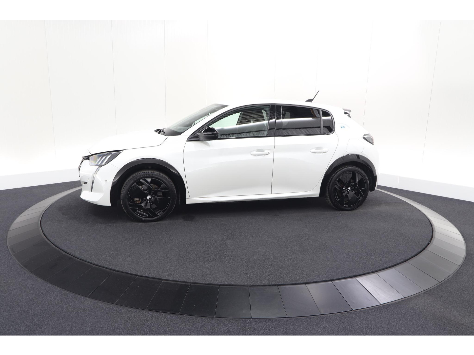 Peugeot e-208 EV GT 50 kWh | 93,7% SOH | Black Pack | Dodehoekdetectie | Camera | Apple Carplay