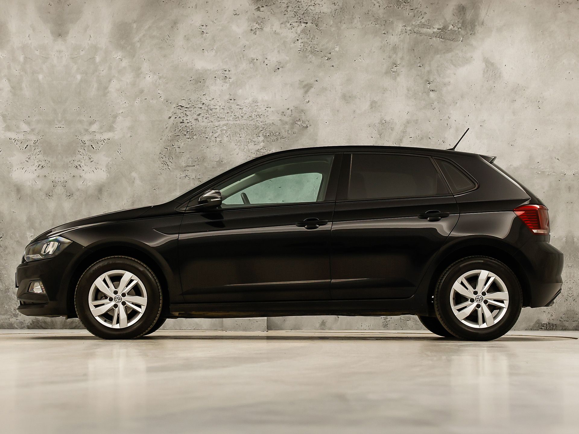 Volkswagen Polo 1.0 TSI Sportline (APPLE CARPLAY, GROOT NAVI, GETINT GLAS, LM VELGEN, SPORTSTOELEN, ADAPTIVE CRUISE, NIEUWSTAAT)
