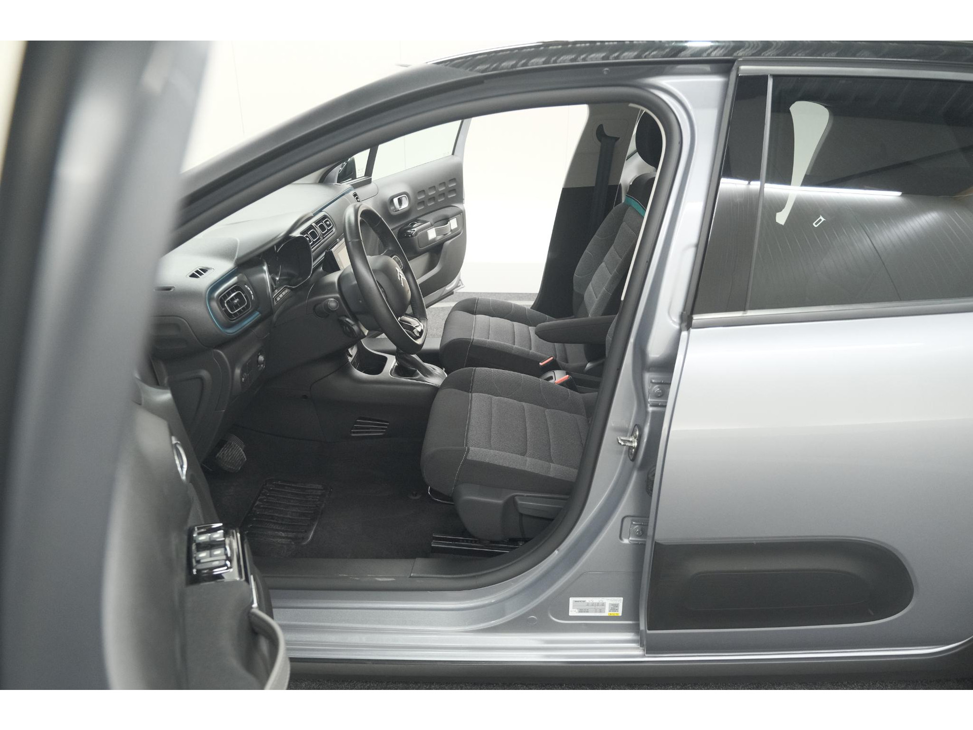 Citroen C3 PureTech 110 EAT6 Shine | Camera | Navigatie | Parkeersensoren | Apple Carplay | 17 Inch Lichtmetalen Velgen