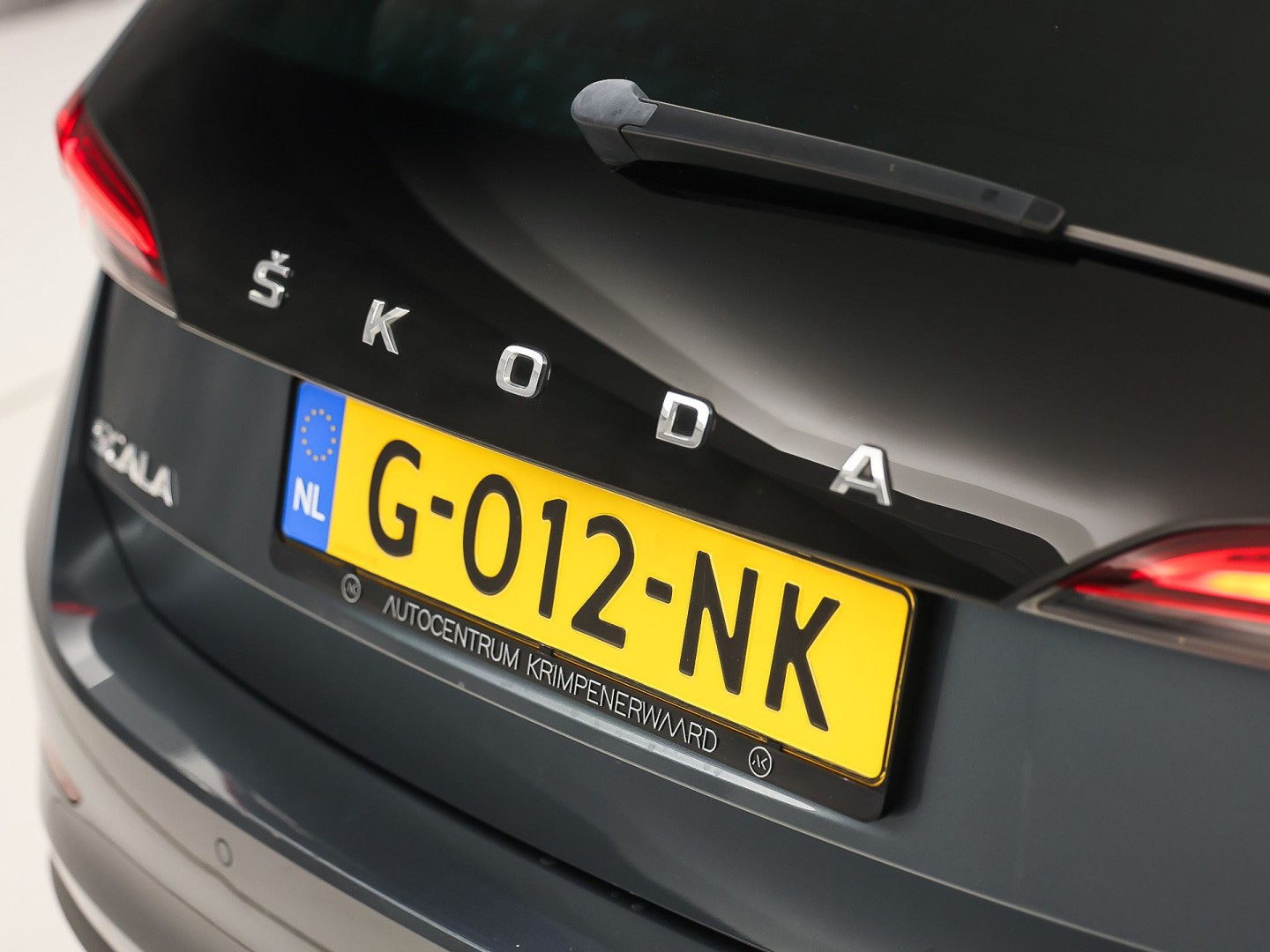 Škoda Scala 1.0 TSI Sport Automaat (VIRTUAL COCKPIT, APPLE CARPLAY, GROOT NAVI, CLIMATE, STOELVERWARMING, SPORTSTOELEN, PARKEERSENSOREN, LED KOPLAMPEN, NIEUWSTAAT)