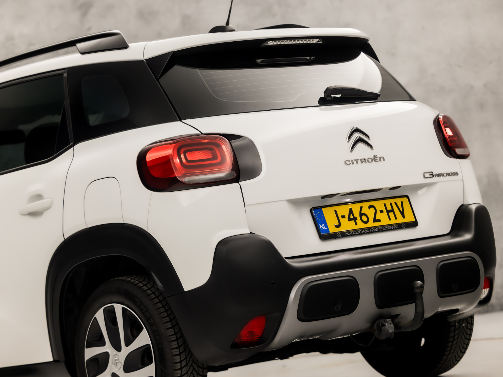 Citroën C3 Aircross 1.2 PureTech S&S Sport (APPLE CARPLAY, GROOT NAVI, LM VELGEN, TREKHAAK, GETINT GLAS, SPORTSTOELEN, CRUISE, NIEUWE APK, NIEUWSTAAT)