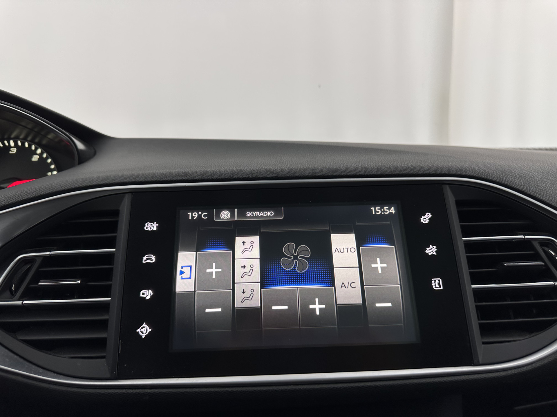 Peugeot 308 SW 1.6 BlueHDI Blue Lease Limited *PANO | NAVI-FULLMAP | CAMERA | COMFORTSEATS | ECC | PDC | CRUISE | TOWBAR*