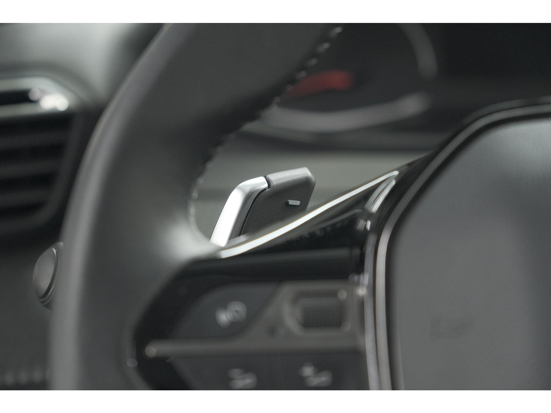 Peugeot 2008 PureTech 130 EAT8 Active | Parkeersensoren | Navigatie | Apple Carplay