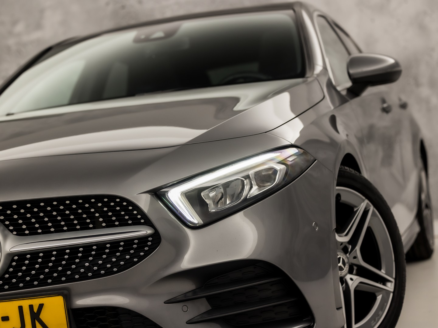 Mercedes-Benz A-Klasse 200 AMG Sport 163Pk Automaat (PANORAMADAK, GROOT NAVI, SFEERVERLICHTING, CAMERA, STOELVERWARMING, SPORTSTOELEN, GETINT GLAS, LEDER/ALCANTARA, NIEUWSTAAT)