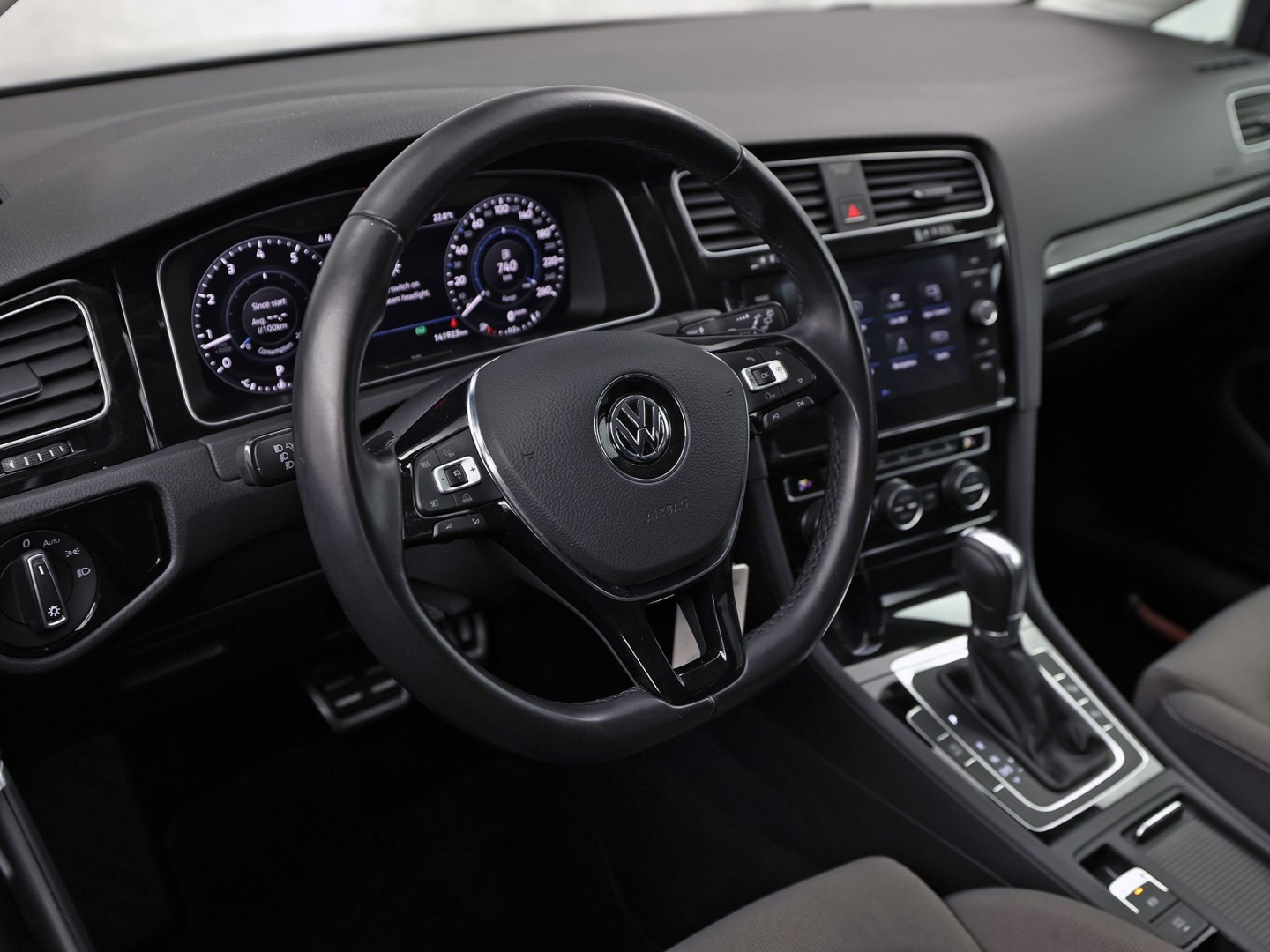Volkswagen Golf Variant 1.5 TSI Highline 150Pk Automaat (VIRTUAL COCKPIT, APPLE CARPLAY, ALCANTARA, CAMERA, TREKHAAK, SPORTSTOELEN, GETINT GLAS, ADAPTIVE CRUISE, TREKHAAK, NIEUWSTAAT)