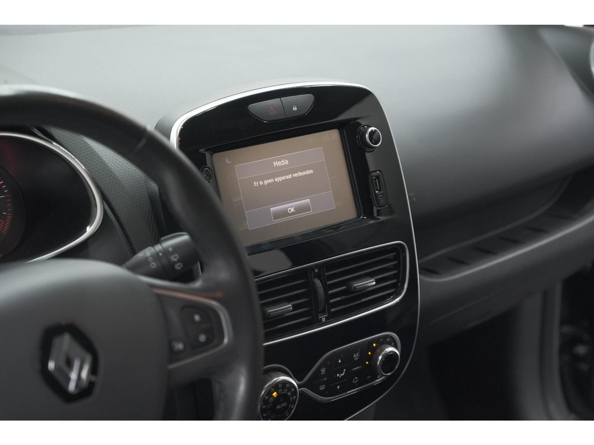 Renault Clio 1.2 Limited | Trekhaak | Navigatie | Parkeersensoren | Climate Control