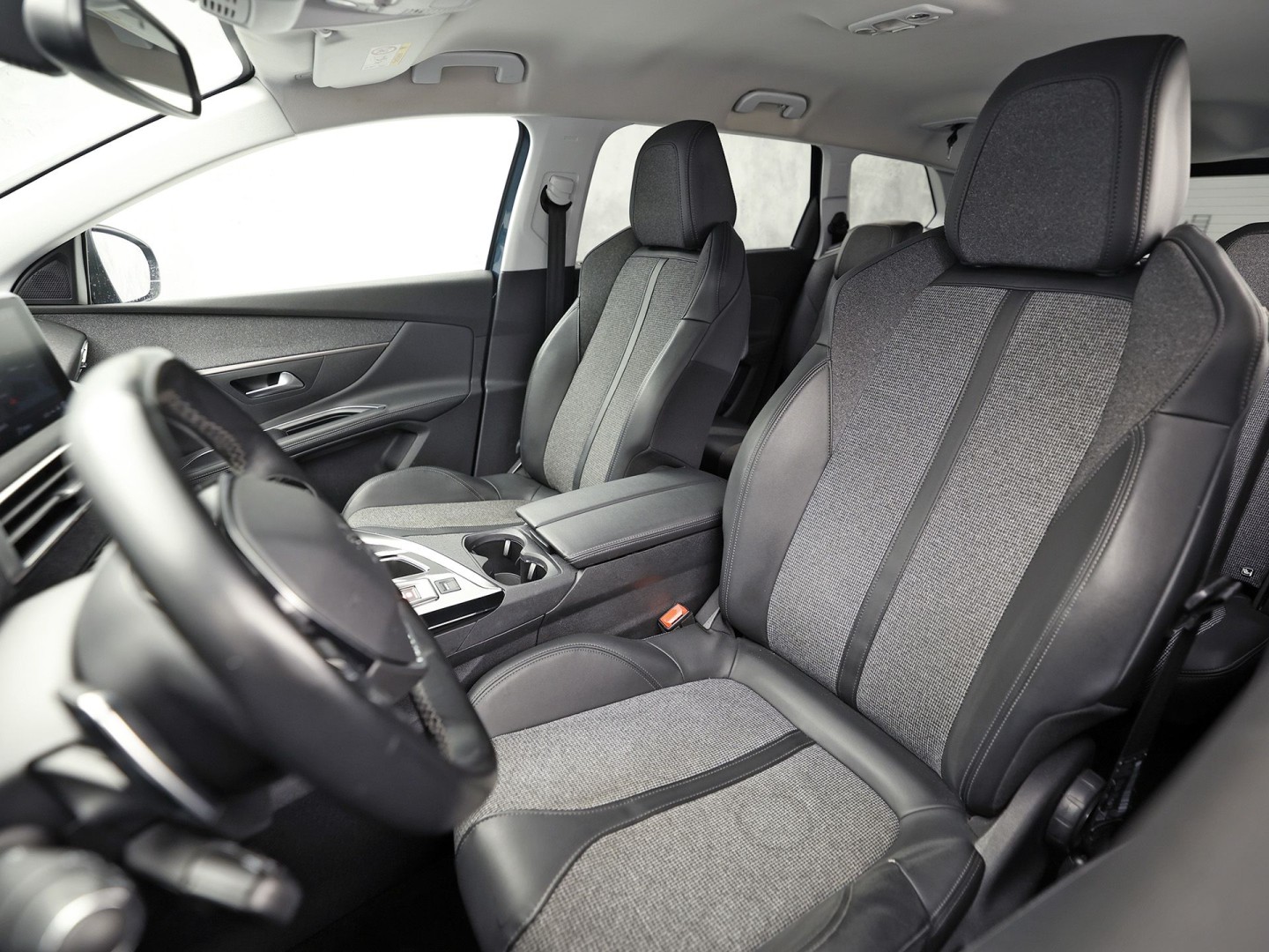 Peugeot 5008 1.2 PureTech GT-Line 7 Persoons Automaat 131Pk (GROOT NAVI, APPLE CARPLAY, 360 CAMERA, SPORTSTOELEN, KEYLESS, VIRTUAL DASHBOARD, LM VELGEN, NIEUWE APK)