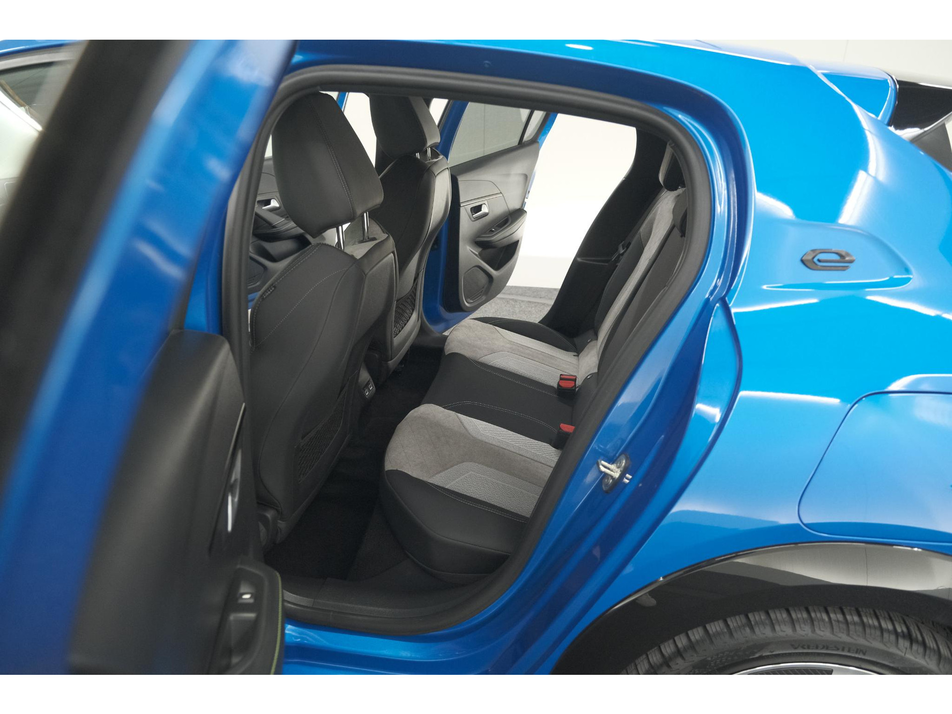Peugeot e-208 EV GT Pack 50 kWh | Camera | Adapieve Cruise Control | Stoelverwarming | 3 FASE