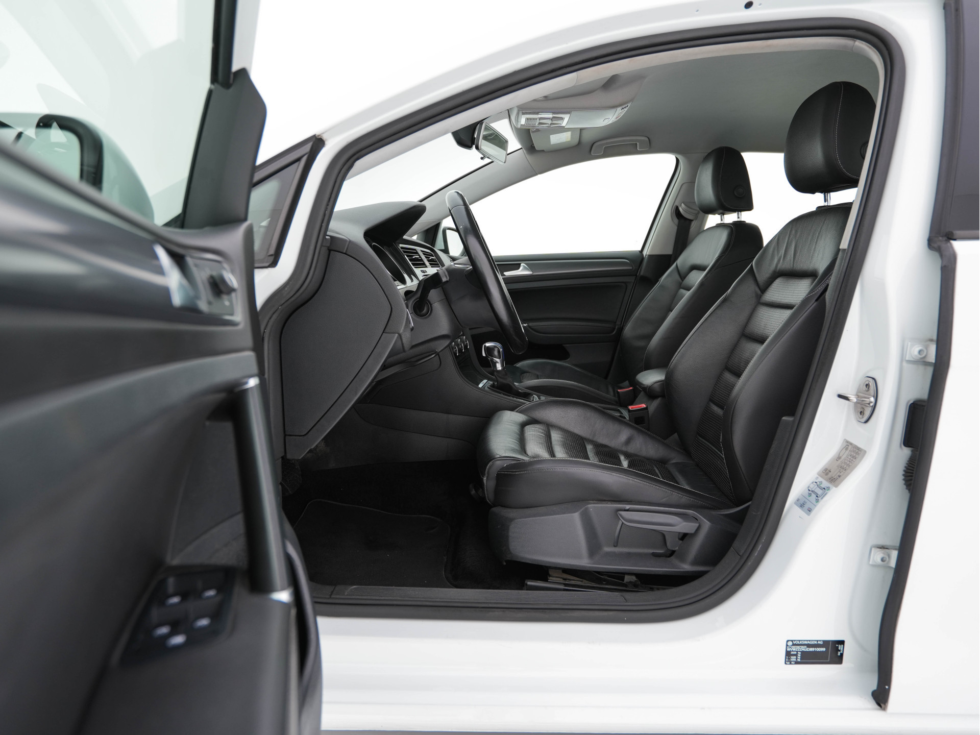 Volkswagen e-Golf (SOH-86%) Aut. *HEAT-PUMP | LEATHER | FULL-LED | NAVI-FULLMAP | CAMERA | HEATED-SPORTSEATS | ECC | CCS-FASTLOADER | PDC | CARPLAY | CRUISE | 16''ALU*