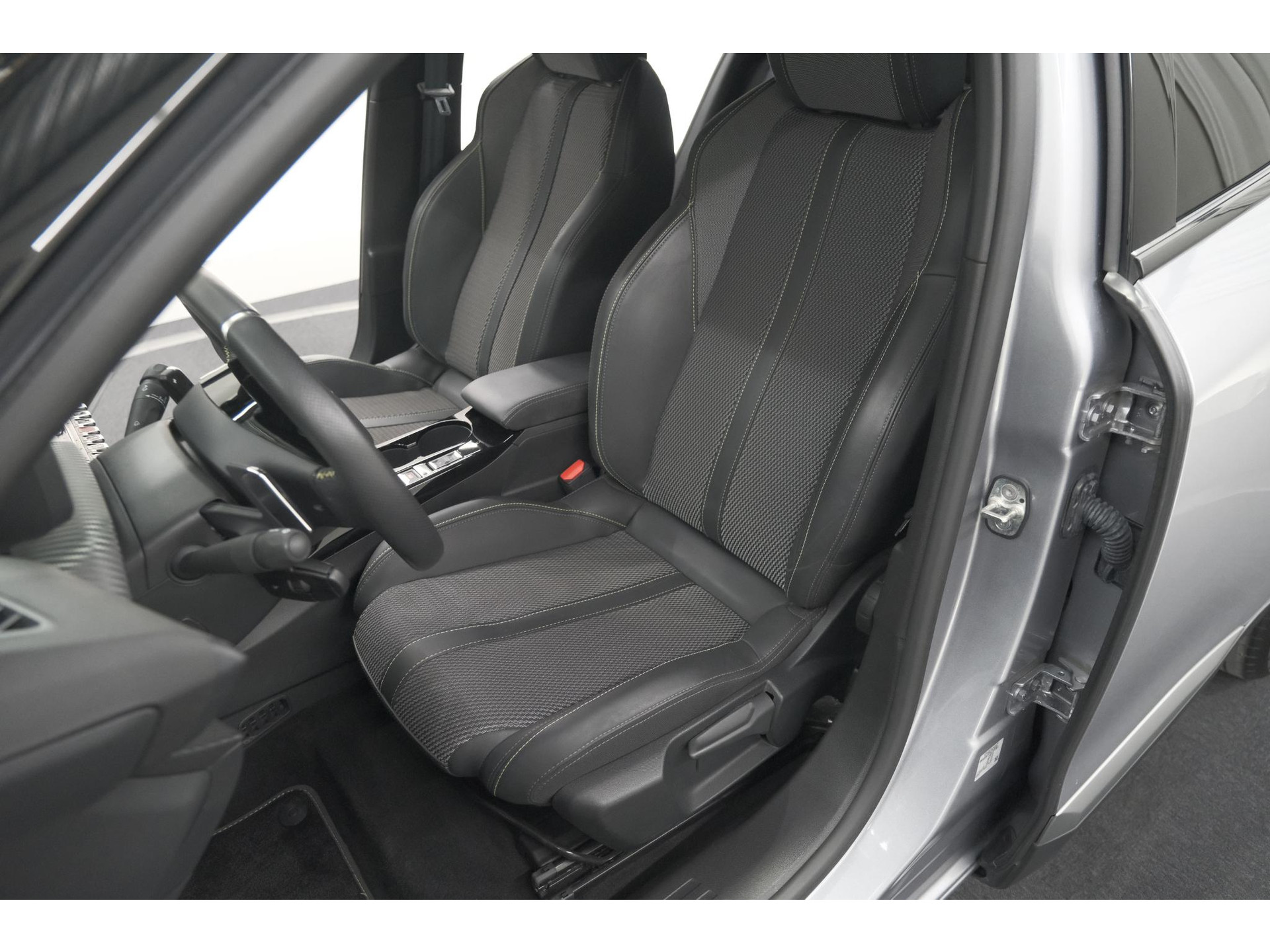 Peugeot 2008 Hybrid 145 e-DCS6 GT | Camera | Apple Carplay | Parkeersensoren