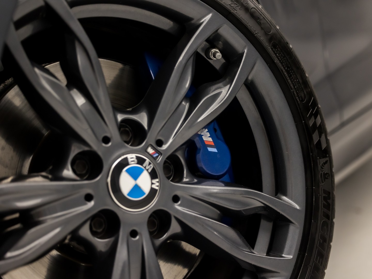 BMW M140i M Sport High Executive 340Pk Automaat (6 CILINDER, M PAKKET, HARMAN/KARDON, ALCANTARA, CAMERA, SPORTSTOELEN, M SPORTREMMEN, NAVIGATIE, STOELVERWARMING, GETINT GLAS, NIEUWSTAAT)