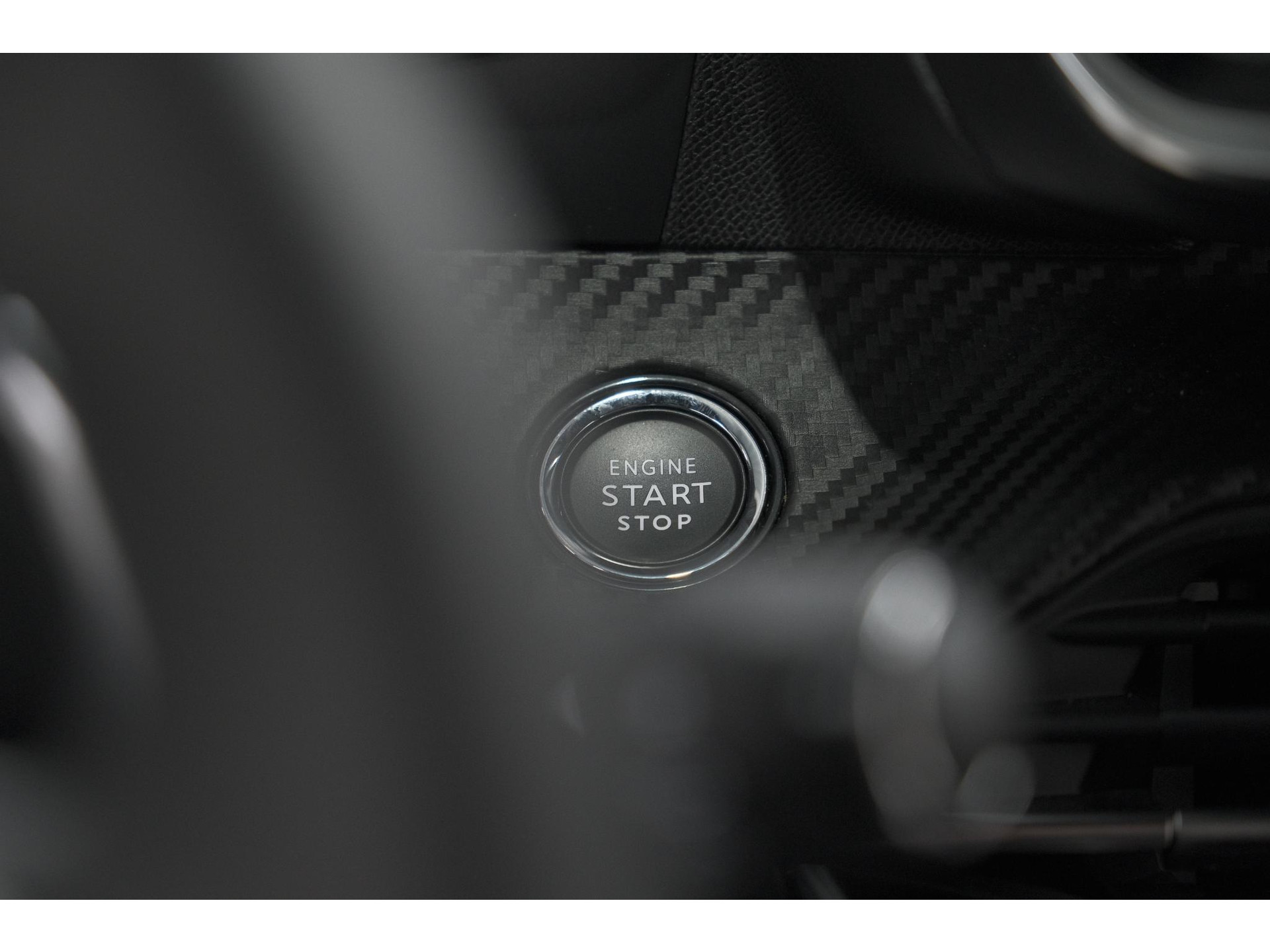 Peugeot 2008 PureTech 130 EAT8 Allure | Allseason banden | 360 Camera | Dodehoekdetectie | Apple Carplay | Stoelverwarming