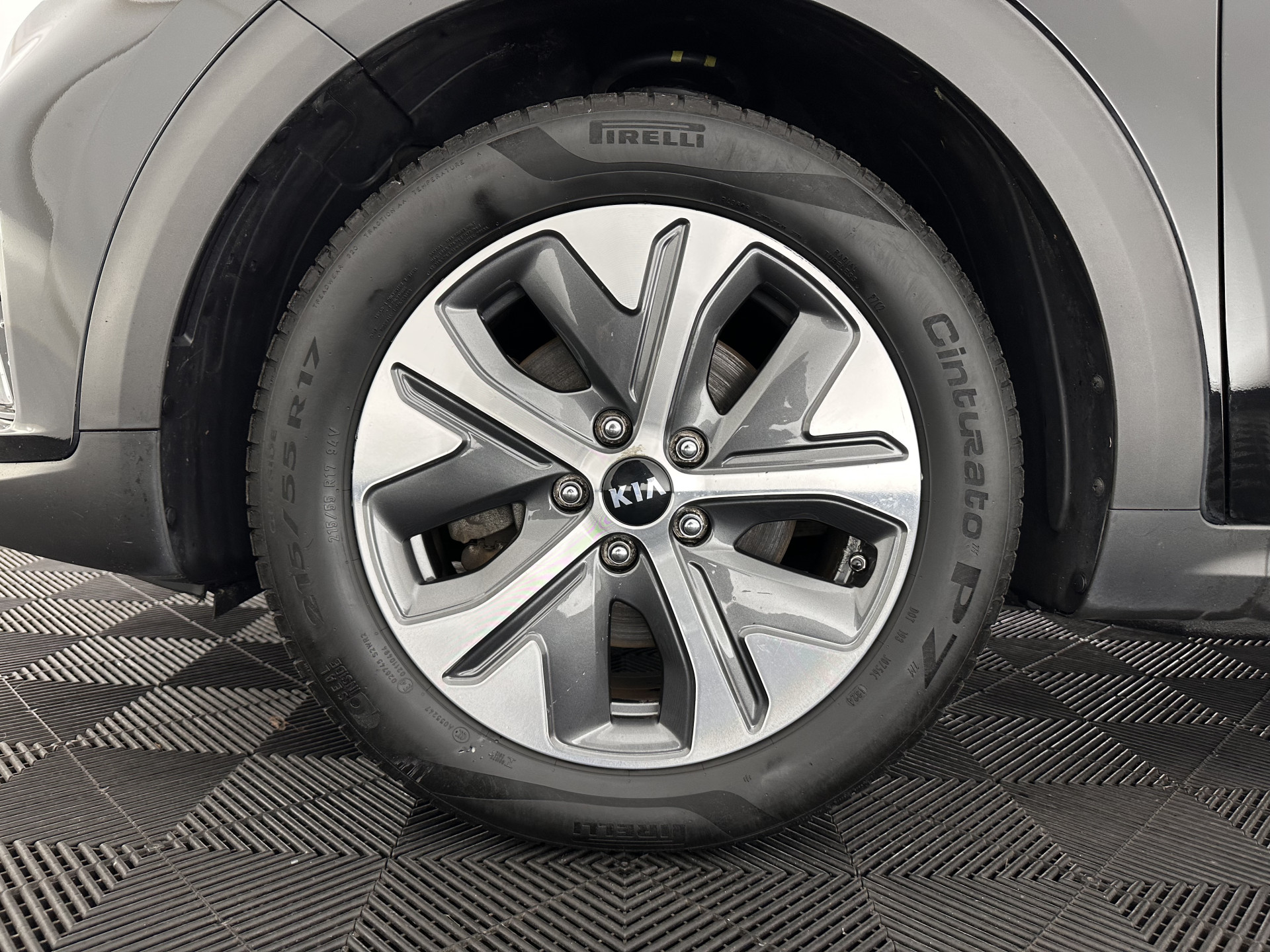 Kia e-Niro ExecutiveLine 64 kWh [ 3-Fase ] {SOH-100%} (INCL-BTW) Aut.*HEATPUMP | LEATHER | FULL-LED | NAVI-FULLMAP | ADAPTIVE-CRUISE | CAMERA | MEMORY-PACK | LANE-ASSIST | HEATED-COMFORTSEATS | SHIFTPADDLES | KEYLESS | DIGI-COCKPIT | PRIVACYGLAS