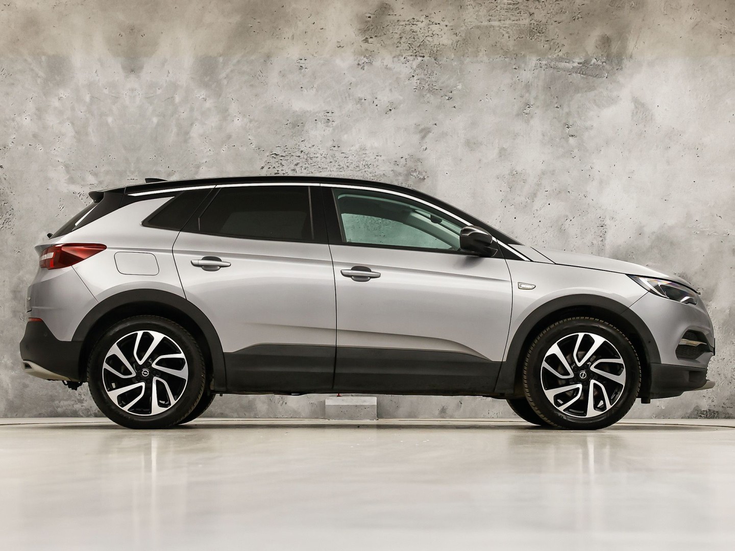 Opel Grandland X 1.2 Turbo Ultimate Sport Automaat (APPLE CARPLAY, MEMORY SEAT, STOELVERWARMING/KOELING, 360 CAMERA, STUURWIEL VERWARMD, KEYLESS, GETINT GLAS, NIEUWSTAAT)