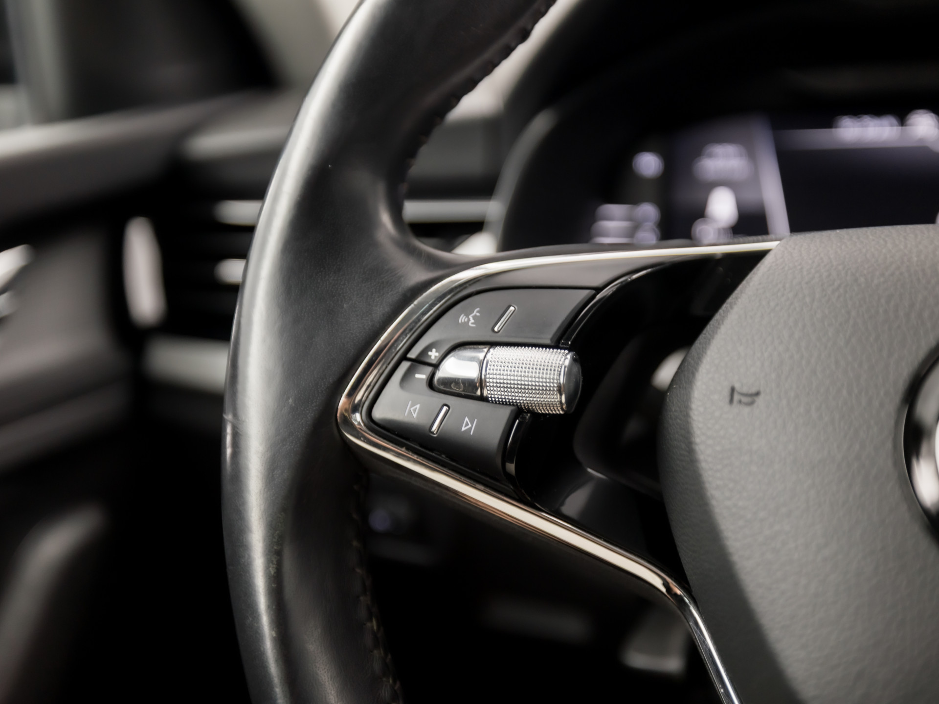 Škoda Kamiq 1.0 TSI Sport (VIRTUAL COCKPIT, APPLE CARPLAY, GROOT NAVI, TREKHAAK, PARKEERSENSOREN, SPORTSTOELEN, GETINT GLAS, CRUISE, NIEUWE APK, NIEUWSTAAT)