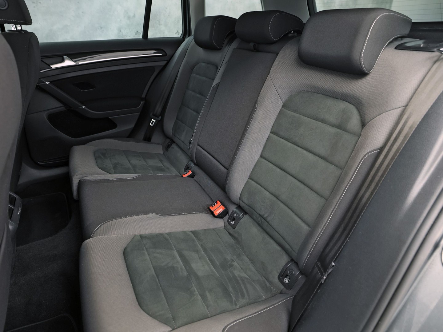 Volkswagen Golf Variant 1.5 TSI Highline 150Pk Automaat (VIRTUAL COCKPIT, APPLE CARPLAY, ALCANTARA, CAMERA, TREKHAAK, SPORTSTOELEN, GETINT GLAS, ADAPTIVE CRUISE, TREKHAAK, NIEUWSTAAT)