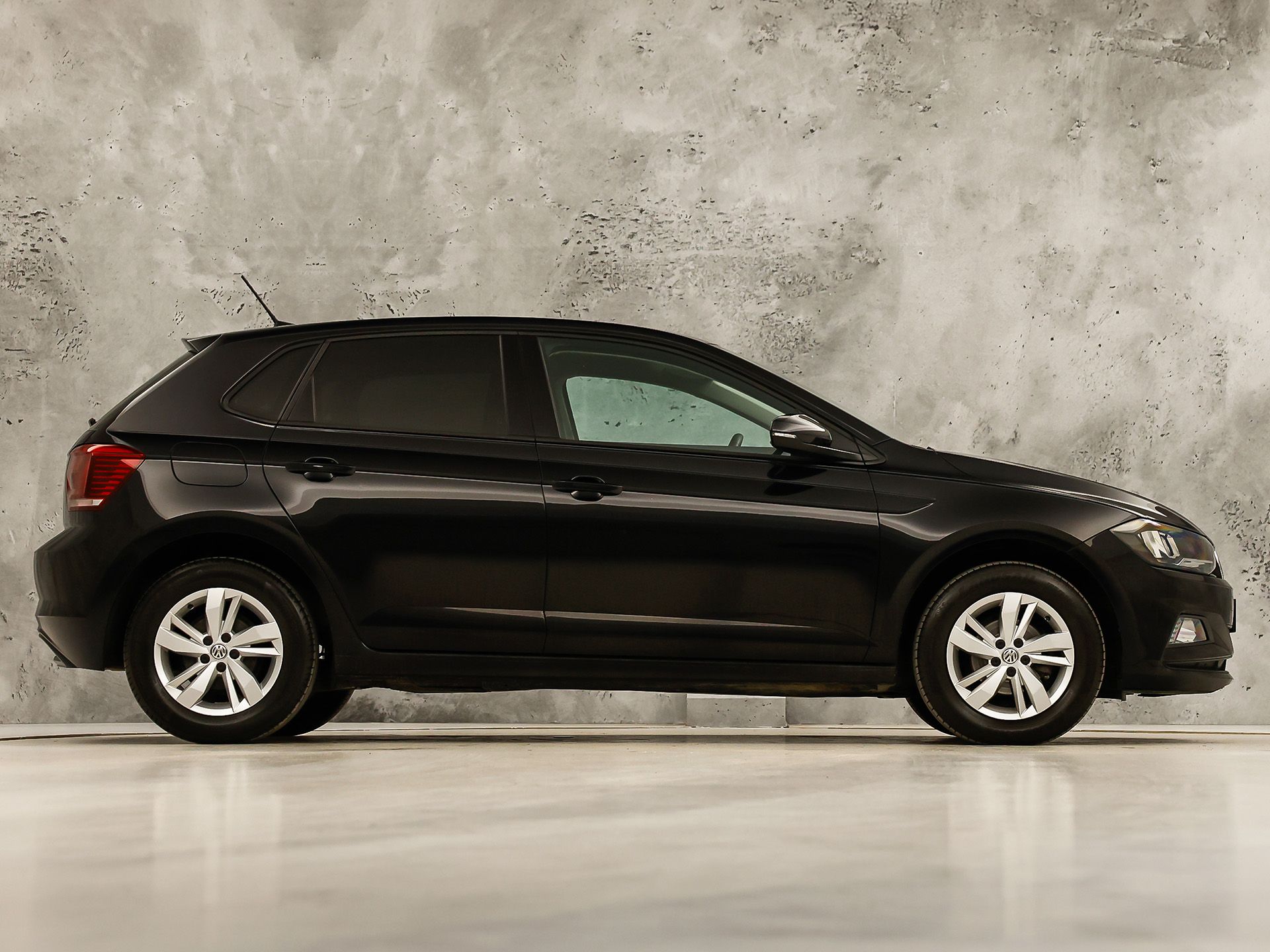 Volkswagen Polo 1.0 TSI Sportline (APPLE CARPLAY, GROOT NAVI, GETINT GLAS, LM VELGEN, SPORTSTOELEN, ADAPTIVE CRUISE, NIEUWSTAAT)