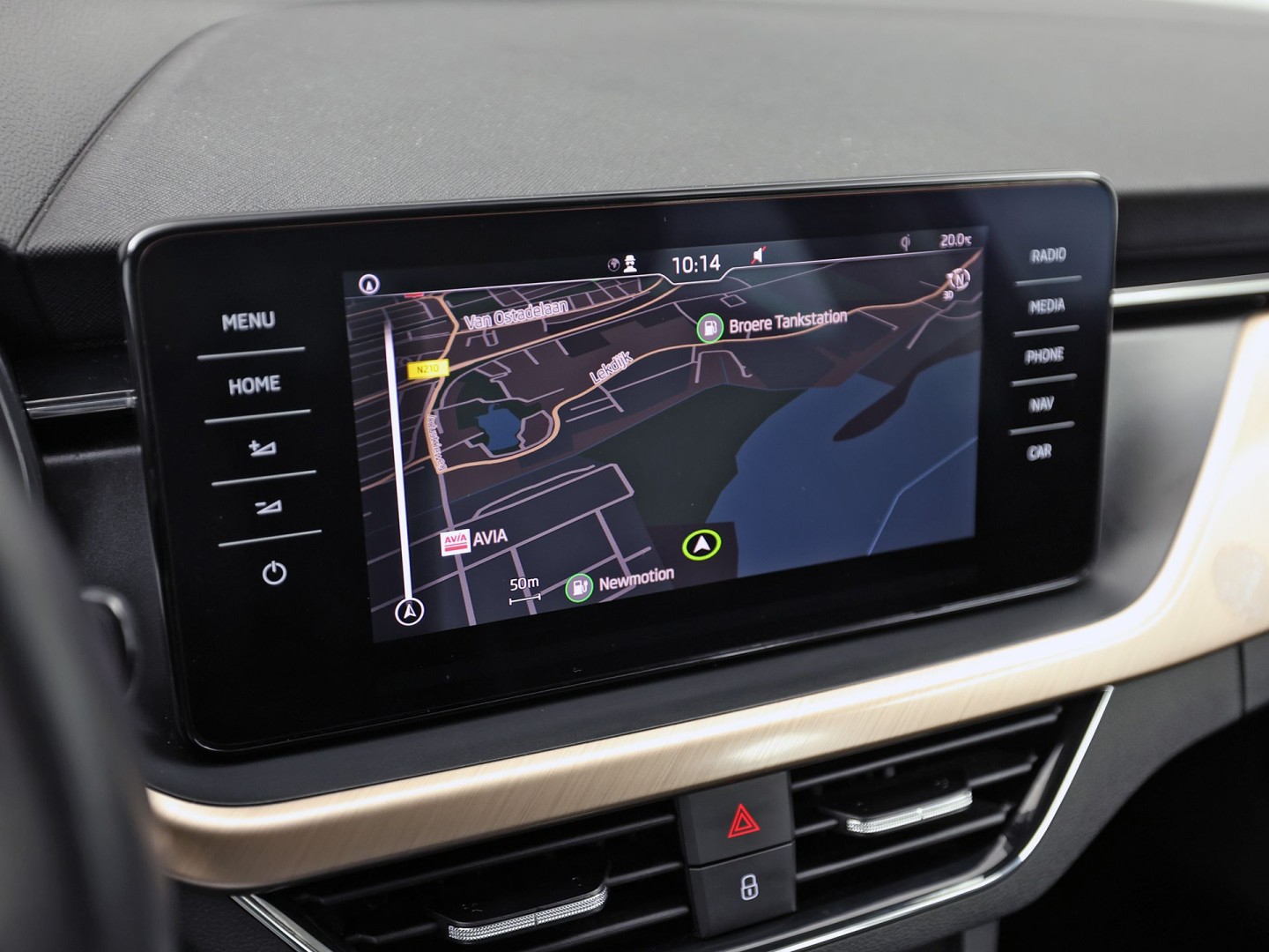Škoda Scala 1.0 TSI Sport Automaat (VIRTUAL COCKPIT, APPLE CARPLAY, GROOT NAVI, CLIMATE, STOELVERWARMING, SPORTSTOELEN, PARKEERSENSOREN, LED KOPLAMPEN, NIEUWSTAAT)