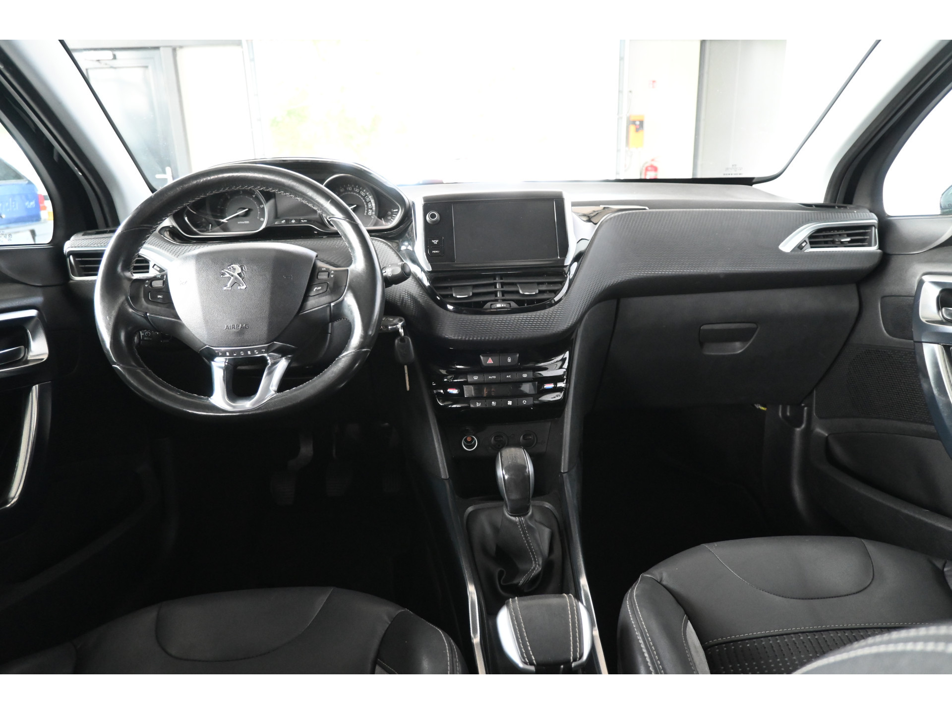 Peugeot 2008 1.6 e-HDi Blue Lease Executive Nap! Clima Navigatie Cruise control Lichtmetaal 100% Onderhouden! Inruil Mogelijk!