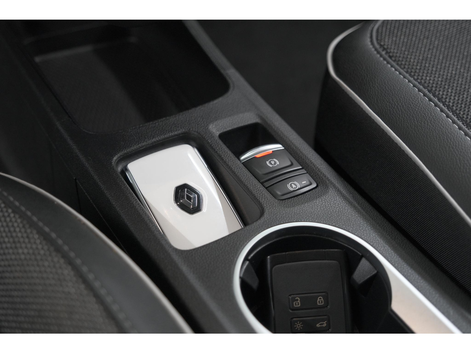 Renault Captur 1.6 E-Tech Plug-in Hybrid 160 Intens | Camera | 9.3 Inch Groot Scherm | Apple Carplay | Parkeersensoren