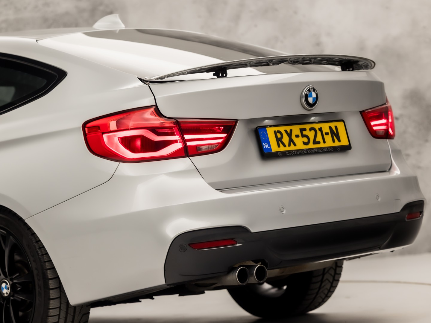 BMW 3 Serie GT 320i M Sport High Executive 184Pk Automaat (GROOT NAVI, M PAKKET, STOELVERWARMING, LEDER, SPORTSTOELEN, GETINT GLAS, PARKEERSENSOREN, NIEUWSTAAT)