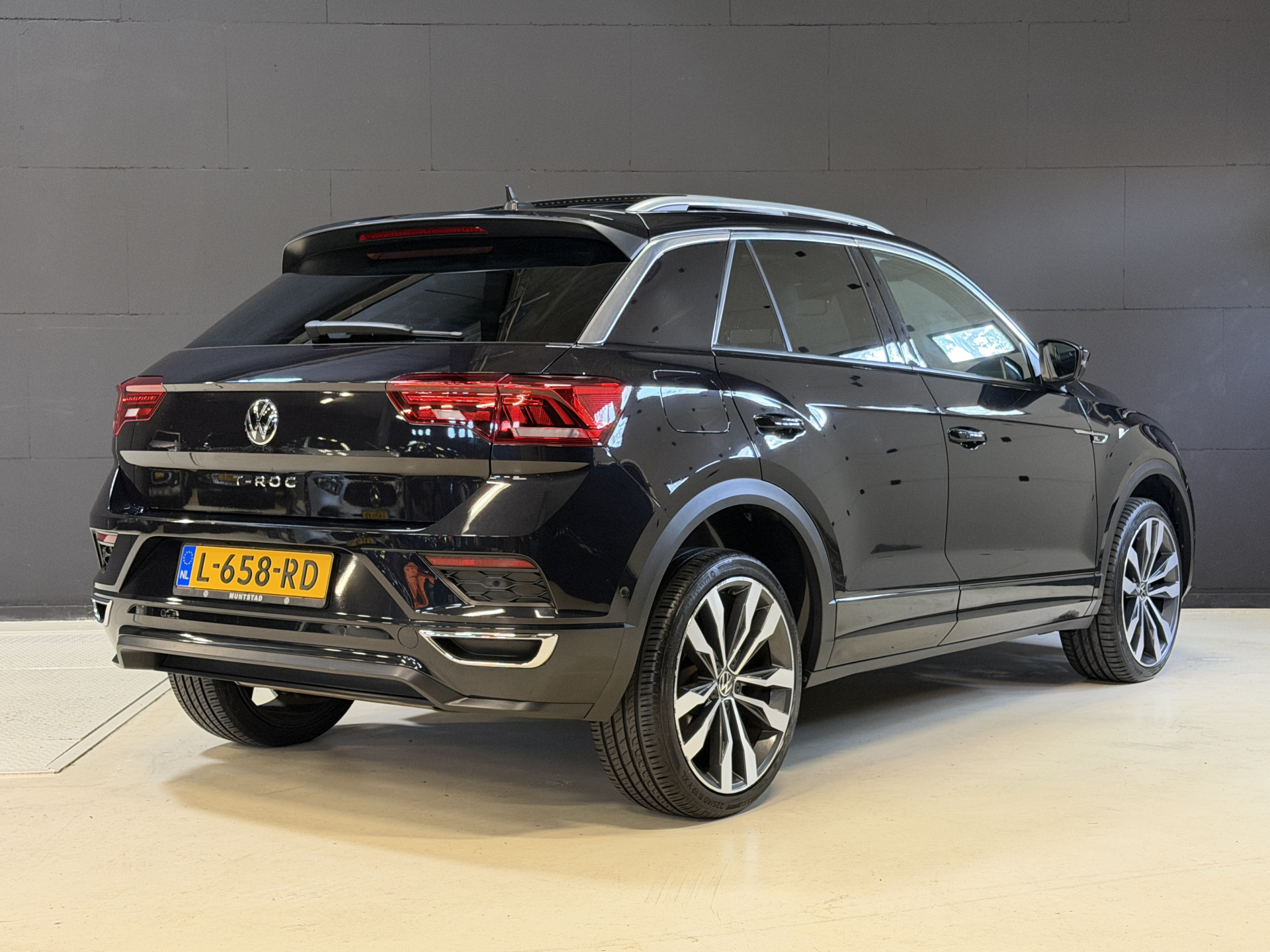 Volkswagen T-Roc 1.5 TSI Sport Business R | Pano | Camera | Stoelverw. | Adaptive cruise | Full LED | Dodehoeksensor