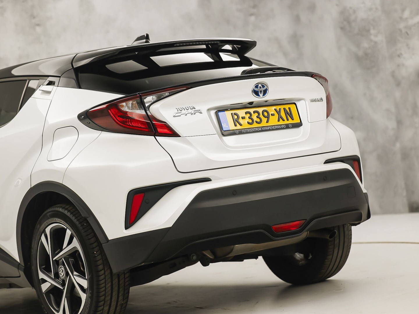 Toyota C-HR 1.8 Hybrid Sport Automaat (GROOT NAVI, CLIMATE, CAMERA, STOELVERWARMING, SPORTSTOELEN, ADAPTIVE CRUISE, GETINT GLAS, KEYLESS, NIEUWSTAAT)