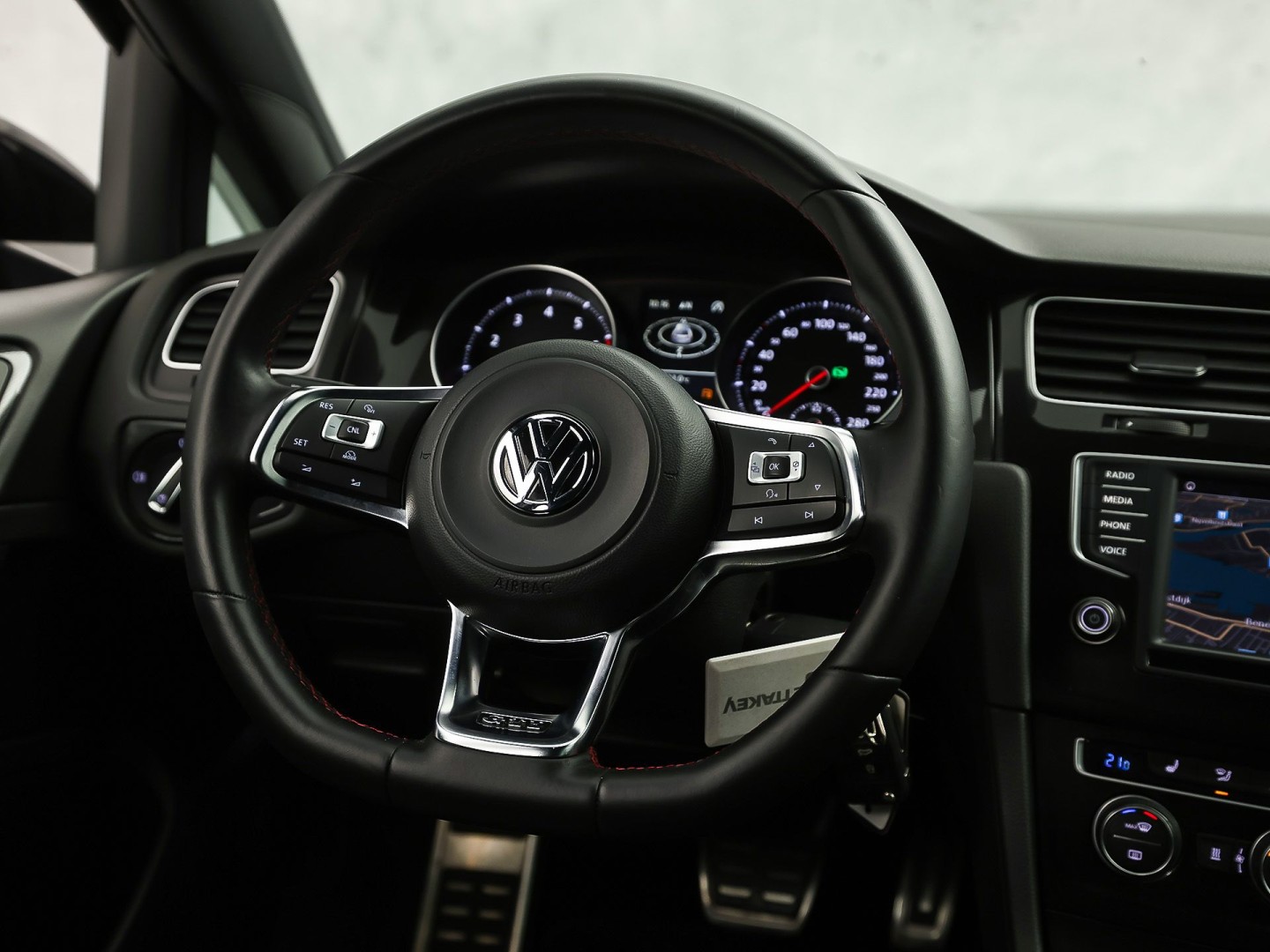 Volkswagen Golf 2.0 TSI GTI 220Pk Automaat (NAVIGATIE, CLIMATE, LEDER, STOELVERWARMING, SPORTSTOELEN, GETINT GLAS, XENON, NIEUWSTAAT)