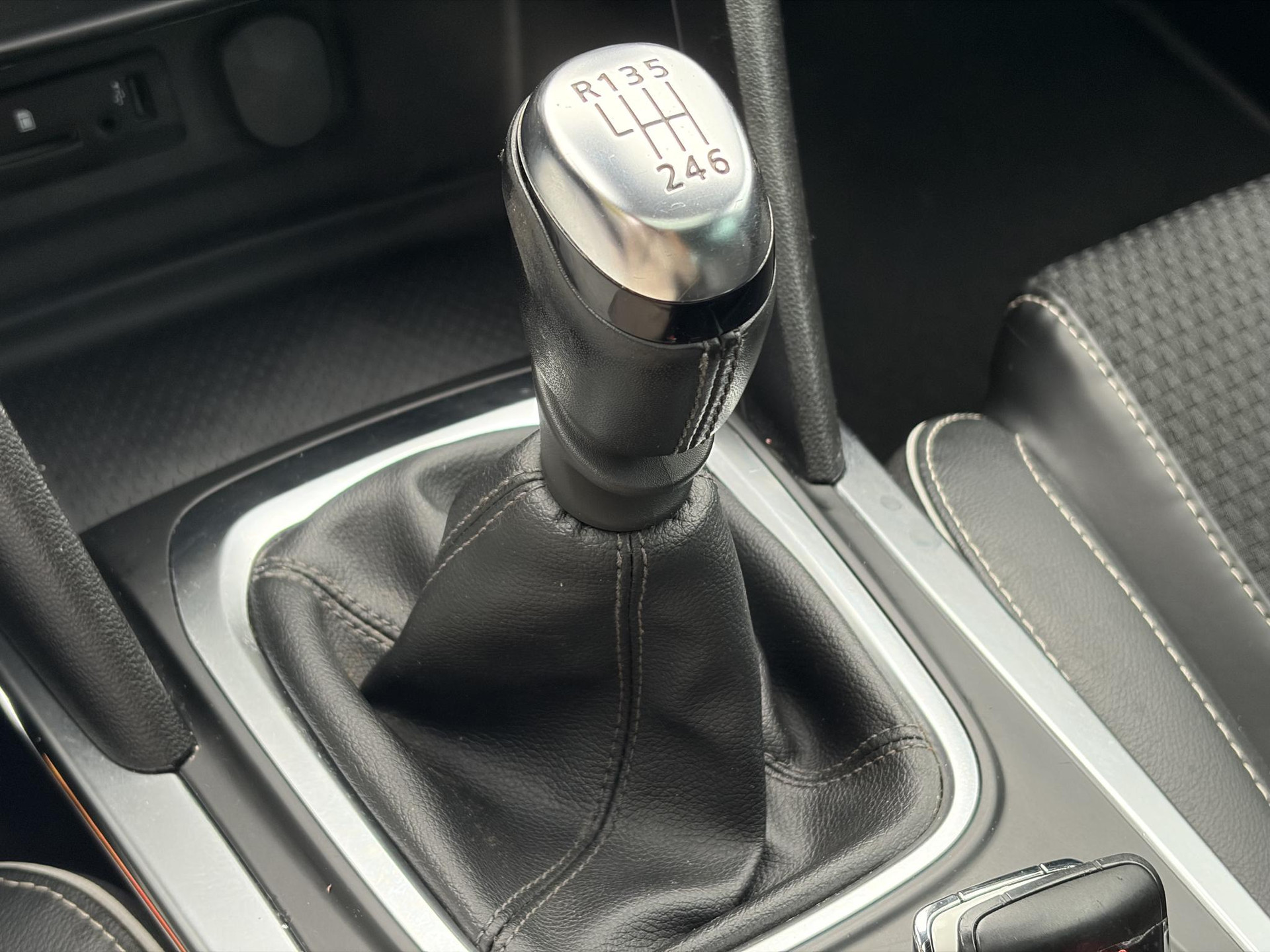 Renault Mégane Estate 1.2 TCe Bose ✓2 Eigenaar✓Pano✓Camera✓Net beurt gehad✓Navi✓Keyless✓Clima✓Cruise✓Leder✓131pk✓Pdc V+A✓6 Bak✓Rijstrooksensor✓Dodehoeksensor✓17'' Lm velgen✓N.A.P✓Apk tot 09-2027