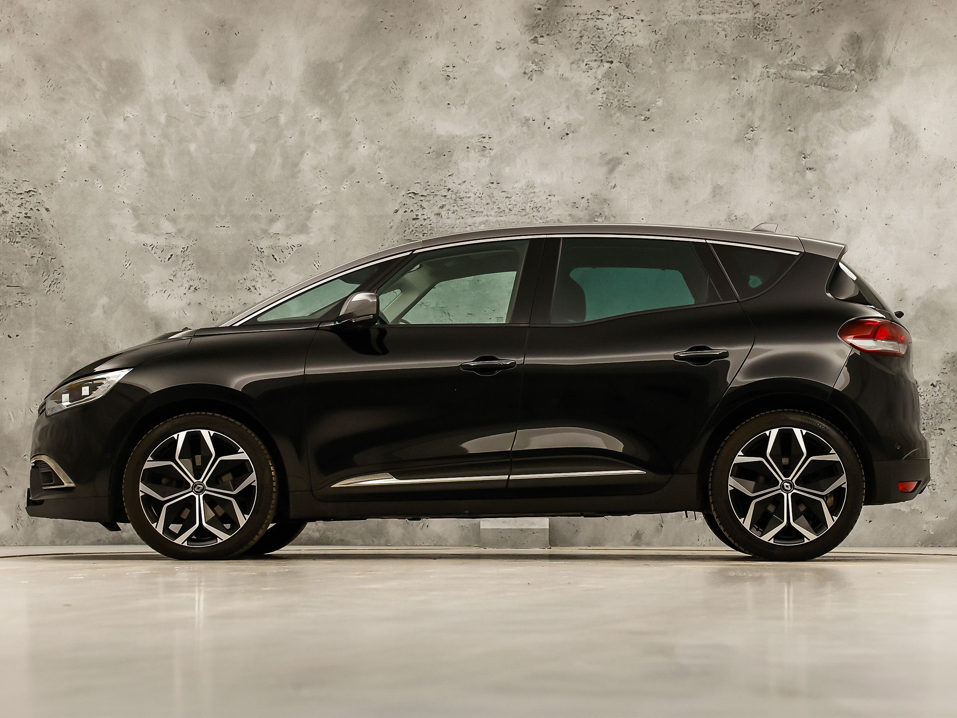 Renault Scénic 1.3 TCe Intens Sport (APPLE CARPLAY, NAVIGATIE, CAMERA, CLIMATE, LEDER, SPORTSTOELEN, GETINT GLAS, CRUISE, NIEUWSTAAT)