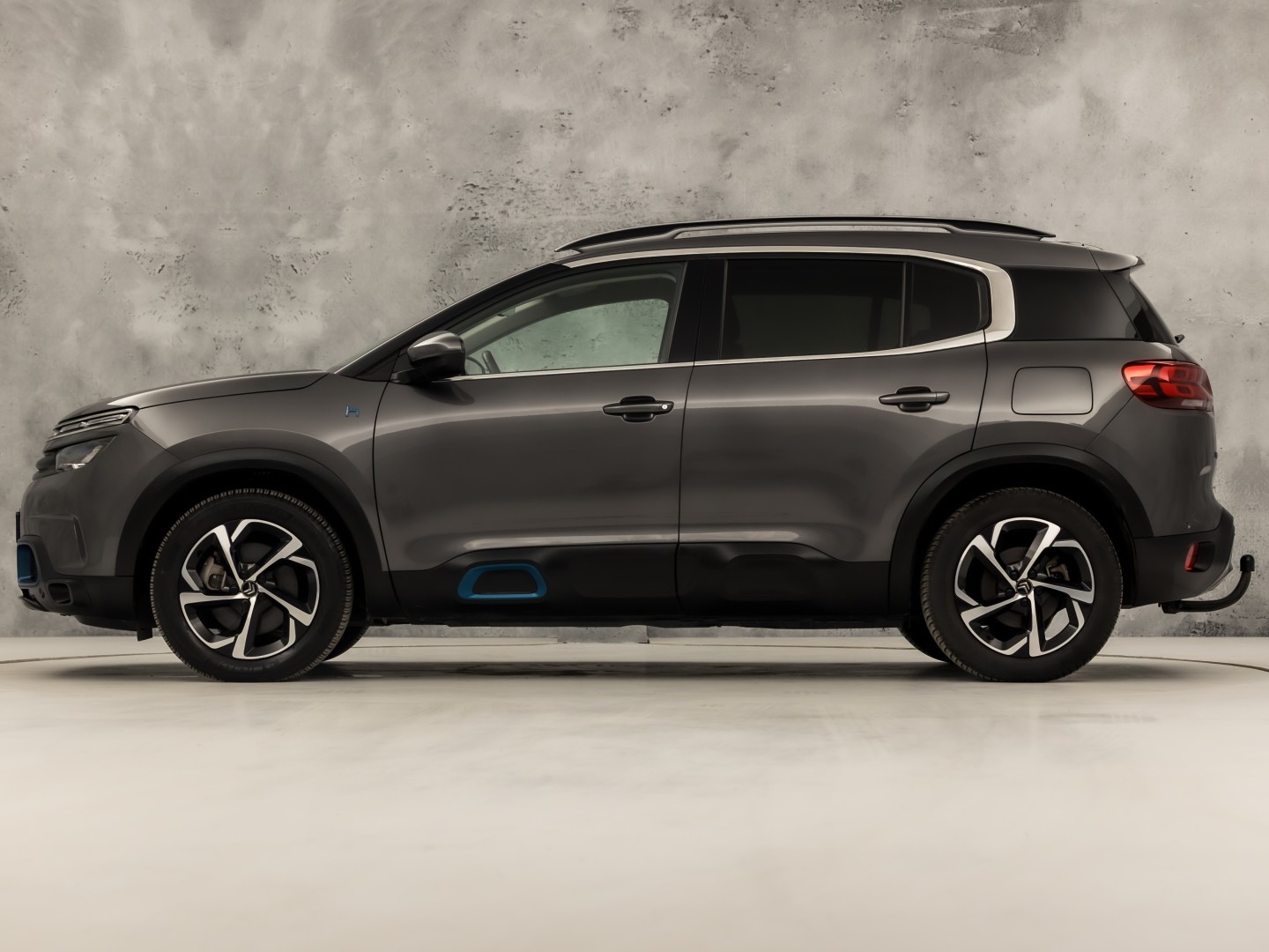 Citroën C5 Aircross 1.6 Plug-in Hybrid 225 Deluxe Sport 225Pk Automaat (APPLE CARPLAY, SOH 93%, GROOT NAVI, 360 CAMERA, GETINT GLAS, ELEK SPORTSTOELEN, LEDER, STOELVERWARMING, ADAPTIVE CRUISE, NIEUWSTAAT)